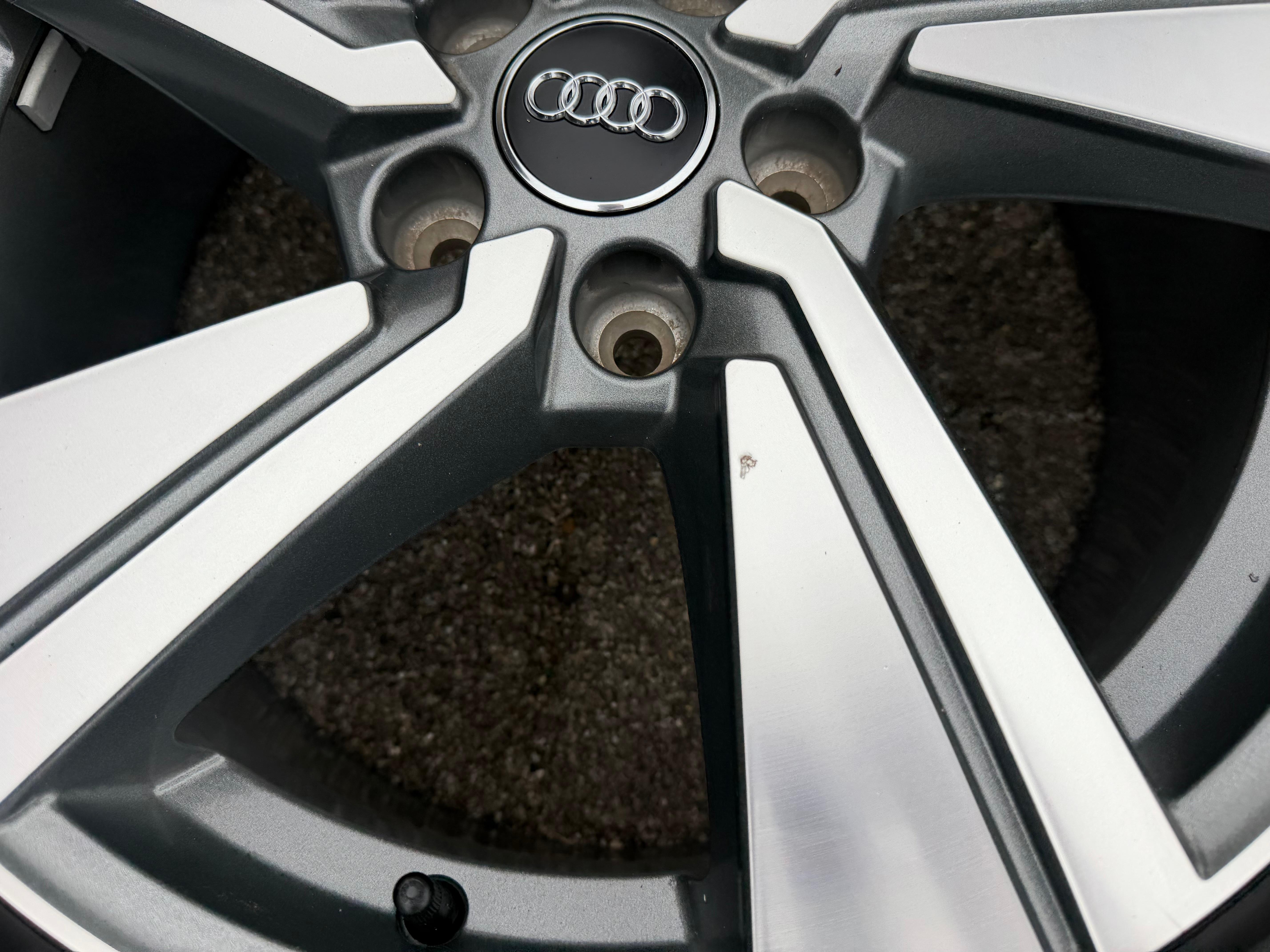 4 roues été complètes en aluminium d’origine 18" Audi Q2 SQ2 81A601025G 215/50R18 92W Michelin