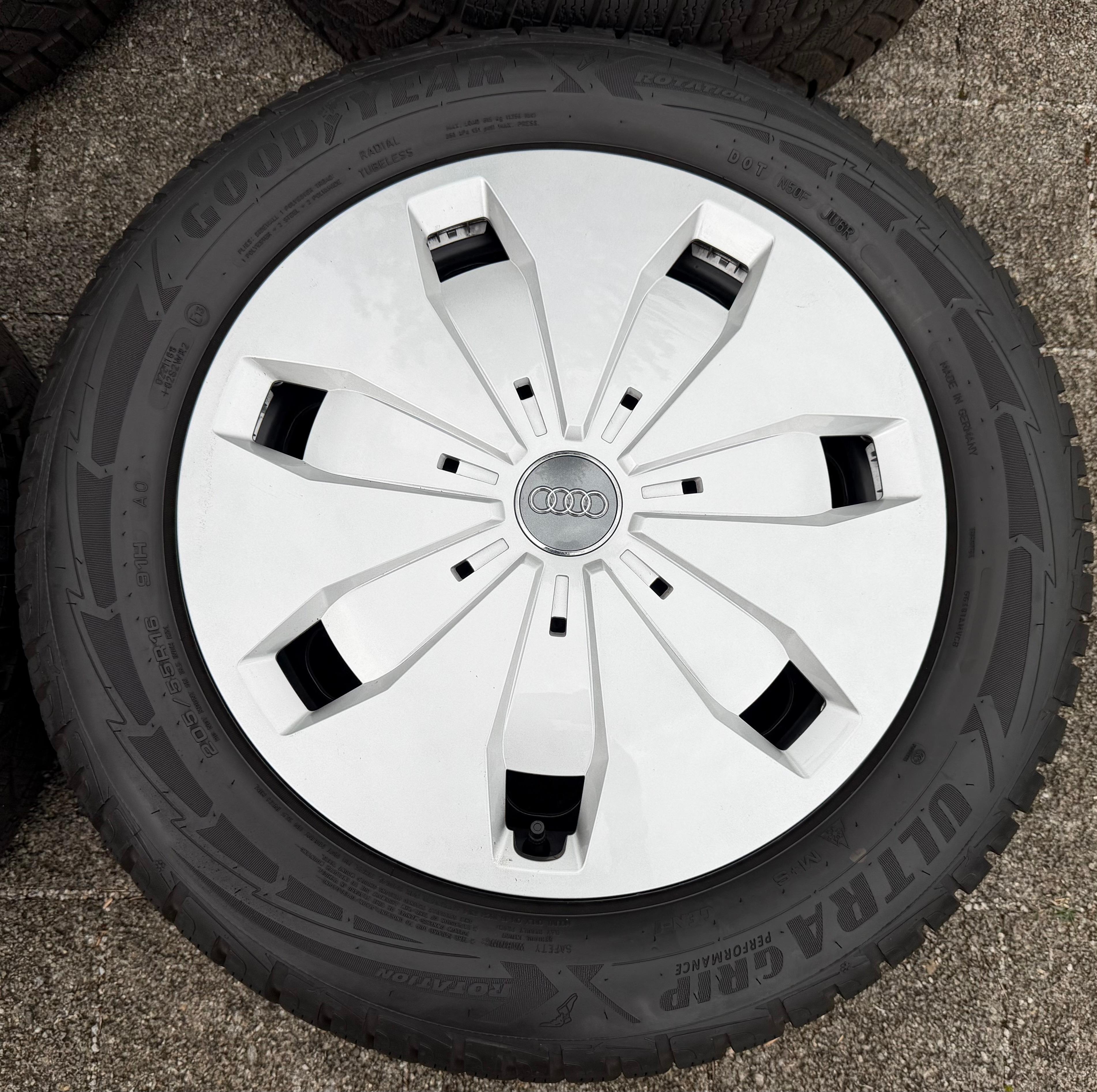 4 Winterräder Audi A3 8V Sportback Cabrio  205/55R16 91H Goodyear 8V0601027A 2021