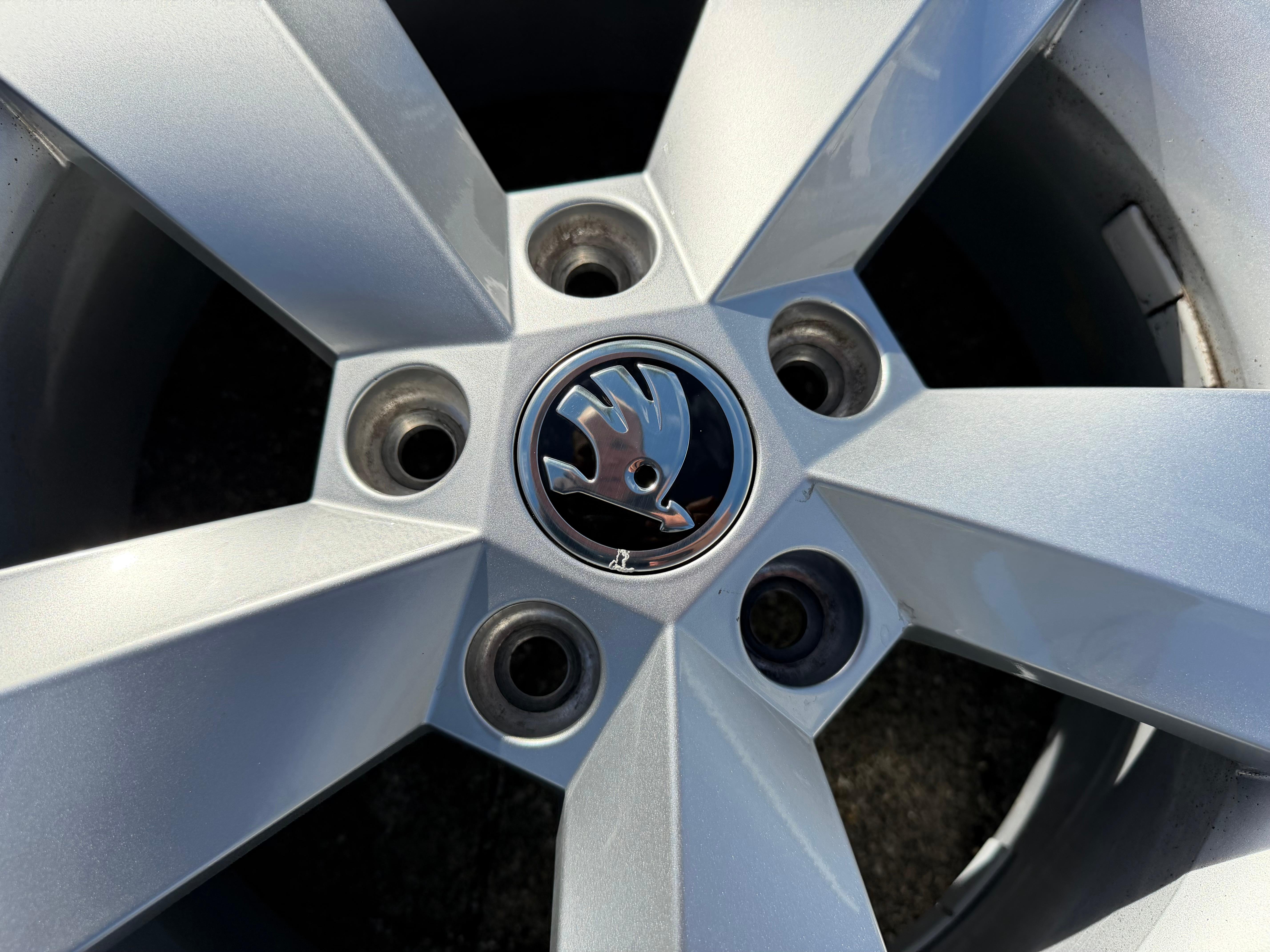 4 Original Alu Winterräder Skoda Karoq NU7 Nanuq 215/60R16 95H Dunlop 7,5-8MM