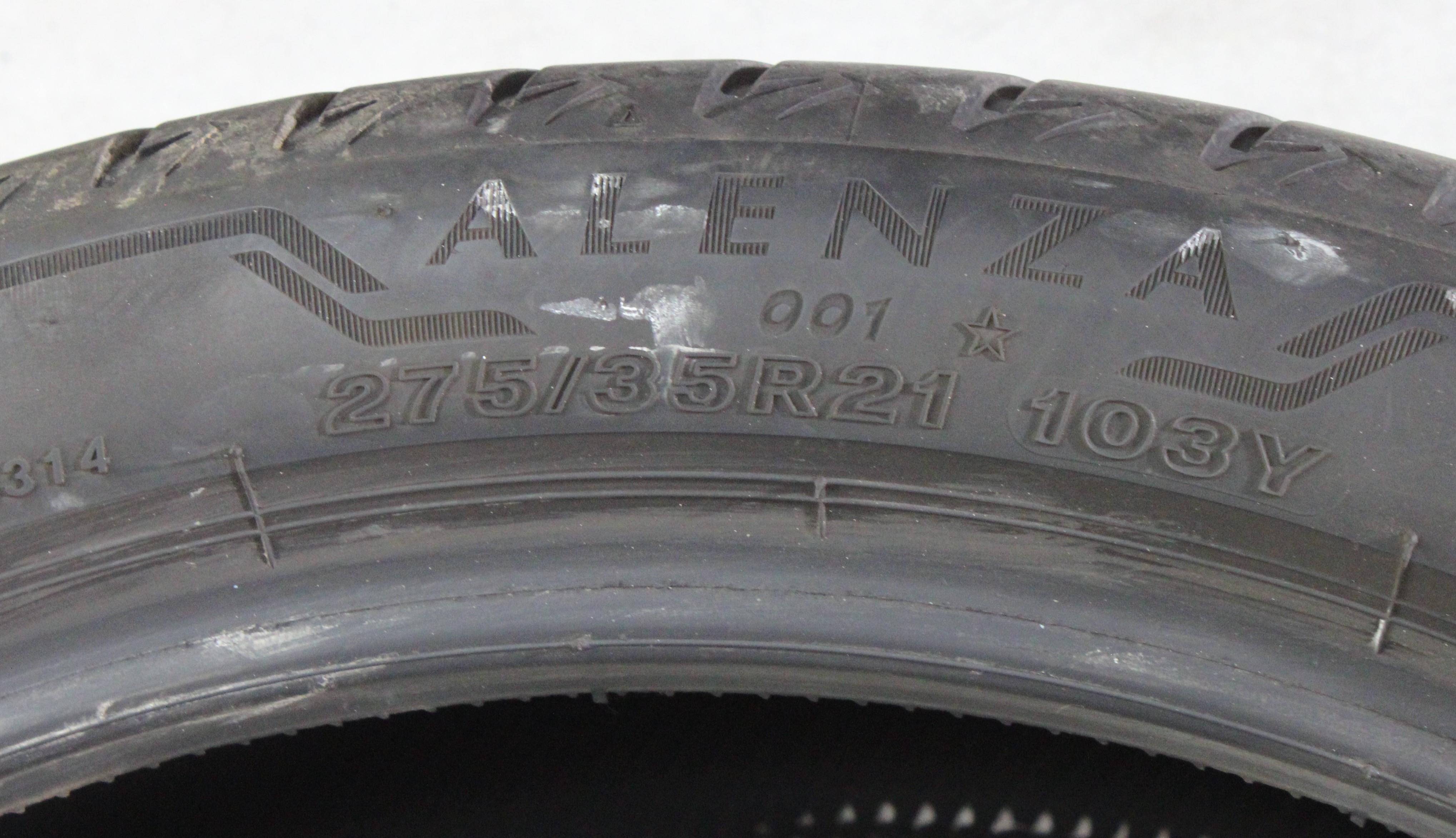 1 pneu été Bridgestone Alenza 001* 275/35R21 103Y, type « Runflat » : 3,5 mm au centre, 4,5 à 5 mm sur les épaulements. 2022