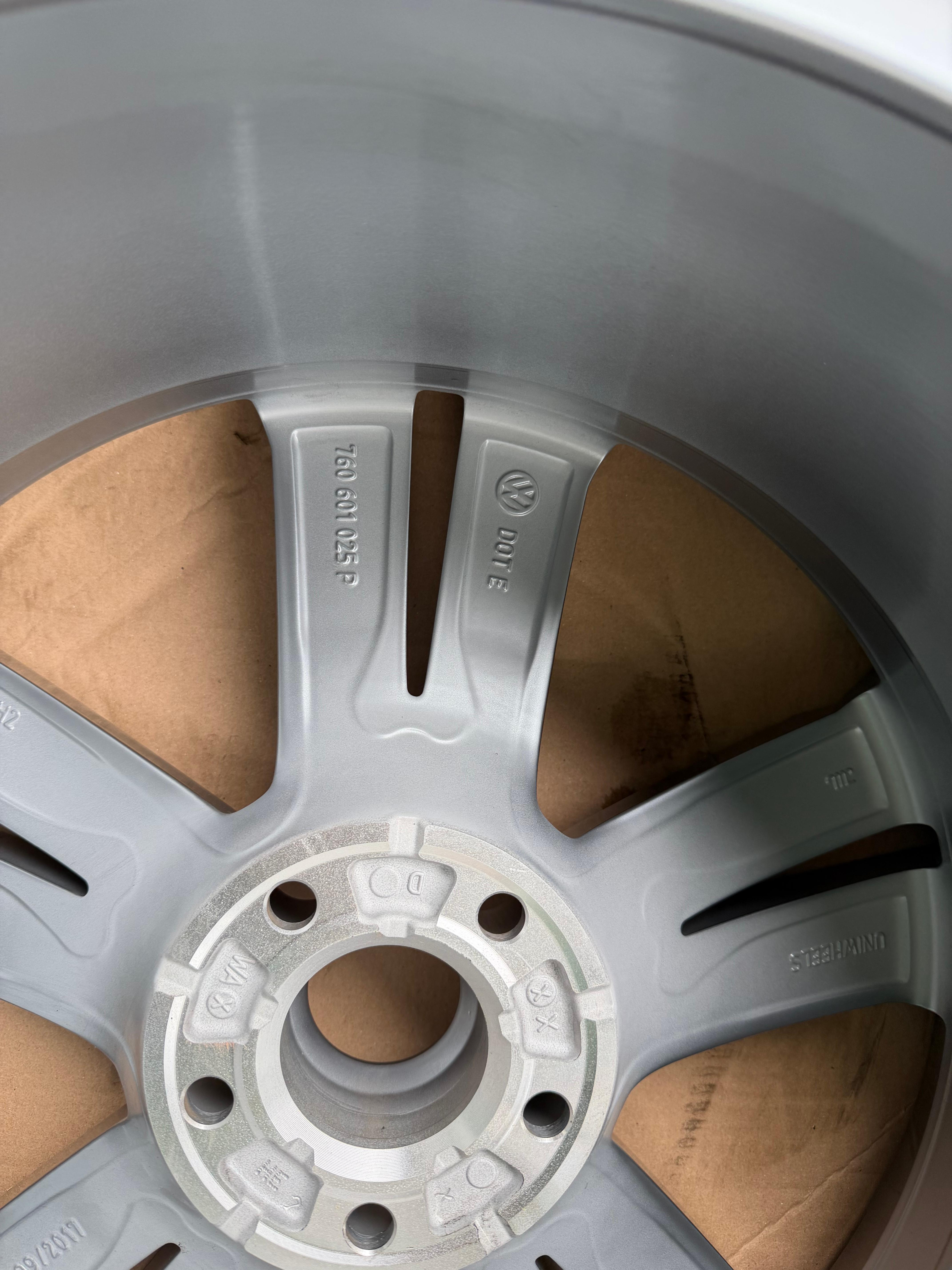 1 cerchio in lega originale da 19" VW Touareg 3 III CR7 760601025P 8,5x19 ET38 Sebring