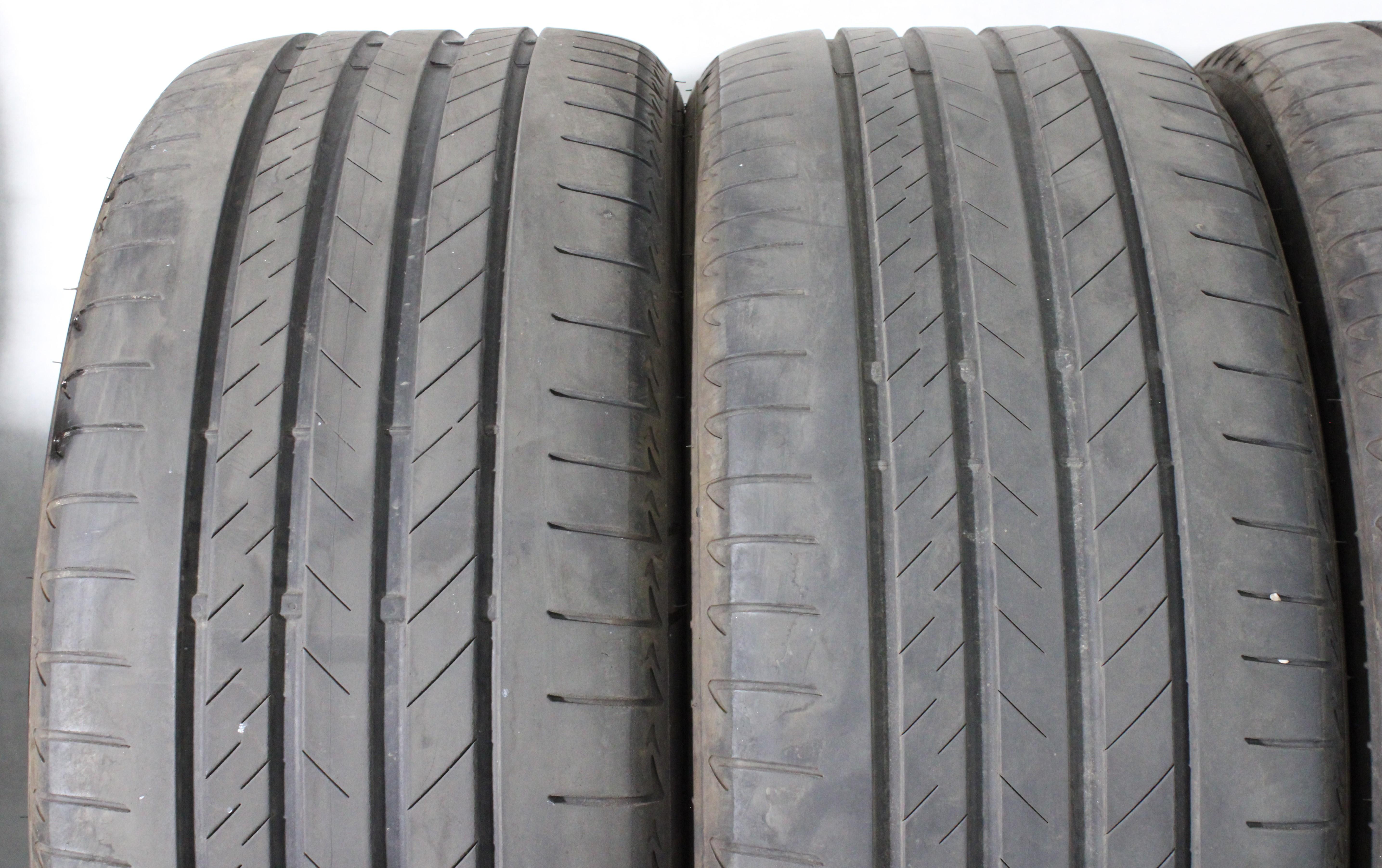 4 pneus d'été Bridgestone Alenza 001* 275/40R22 107Y, avec une profondeur de 5 à 5,5 mm au centre et de 6 mm sur les épaulements. 2023 Silent