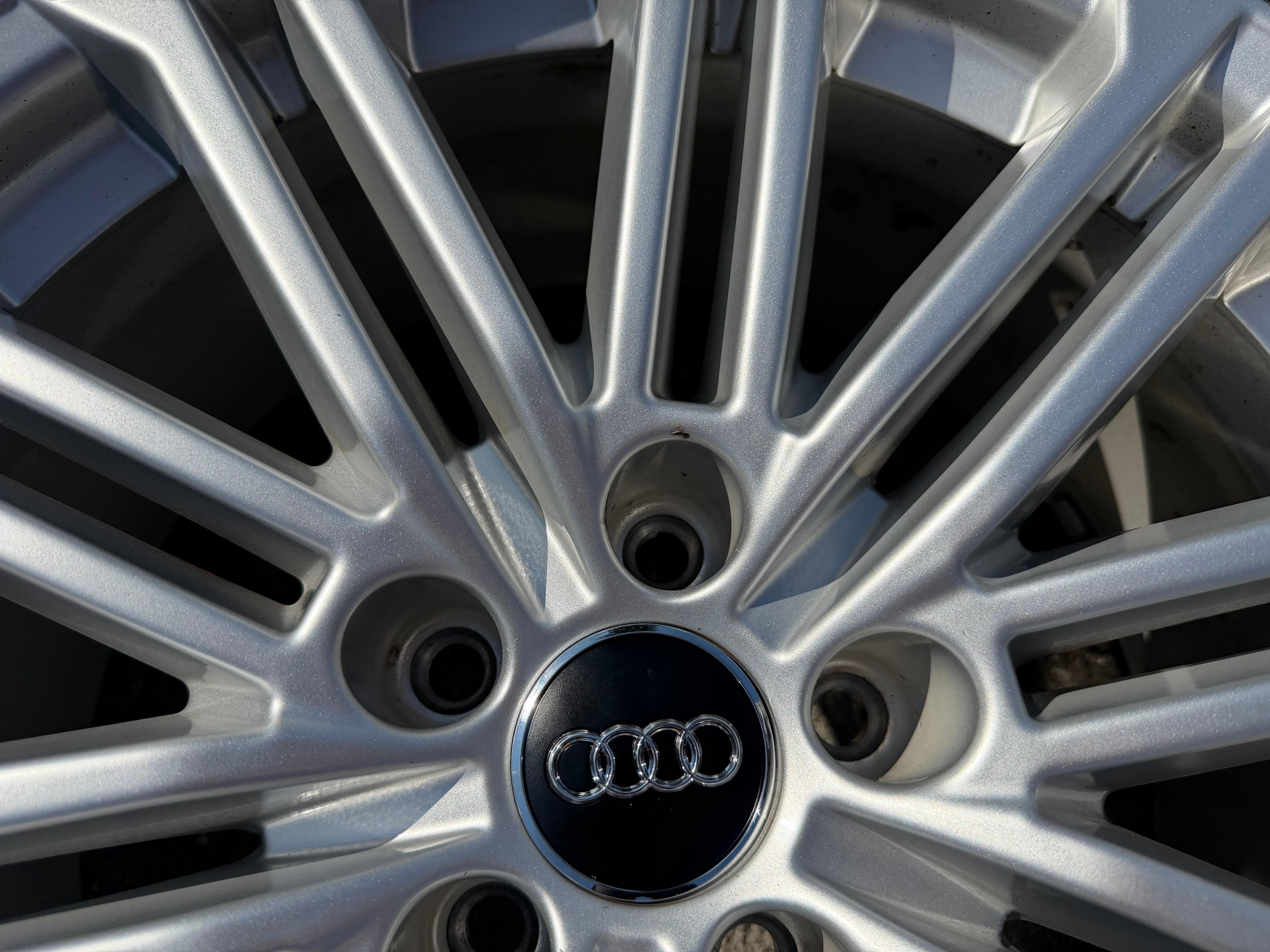 4 Original 18" Alufelgen Audi A5 S5 F9 8W 8W0601025EE 8x18 ET31