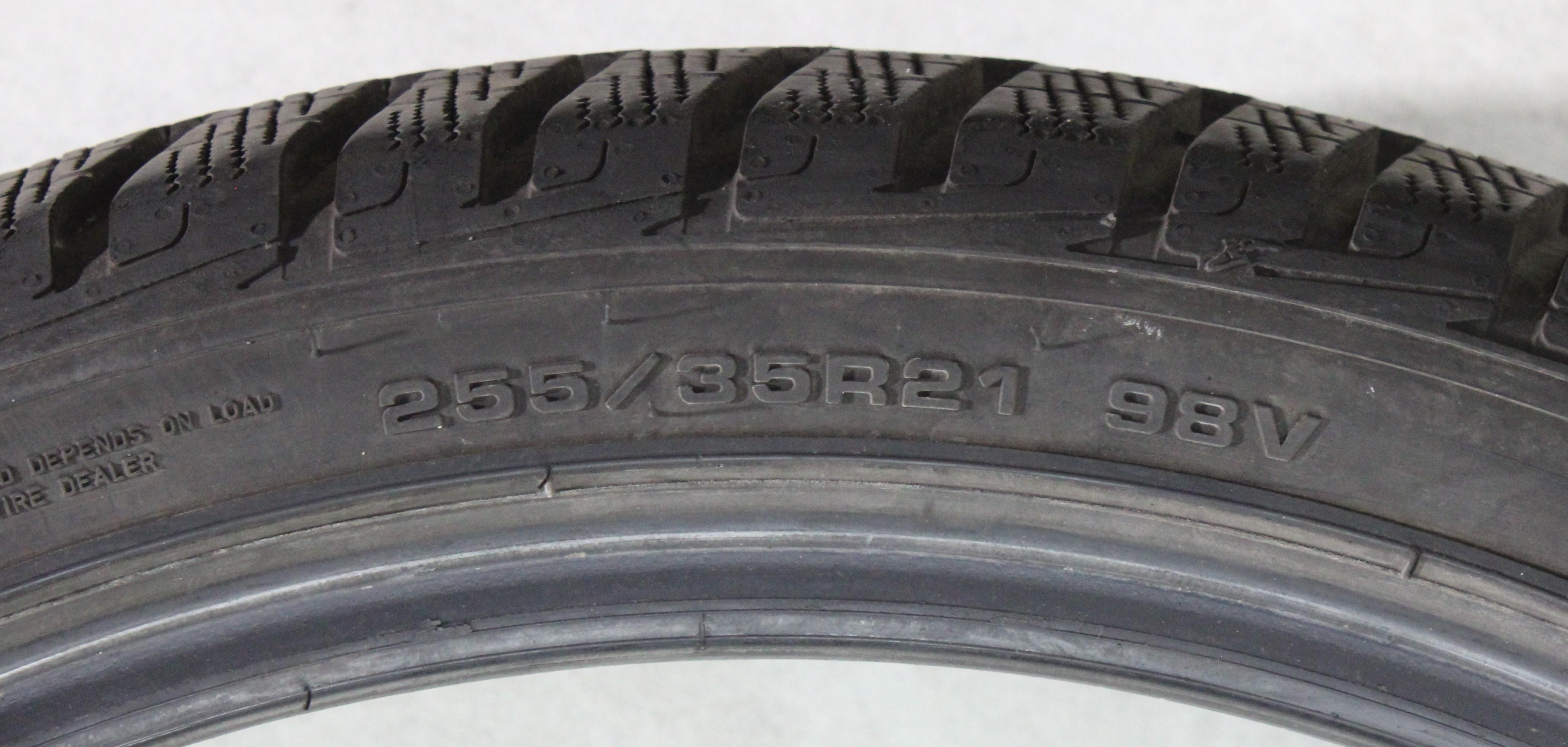4 x 255/35R21 98V Winterreifen Goodyear Ultra Grip Performance + 2x7-7,5mm/2x8mm 2023 XL