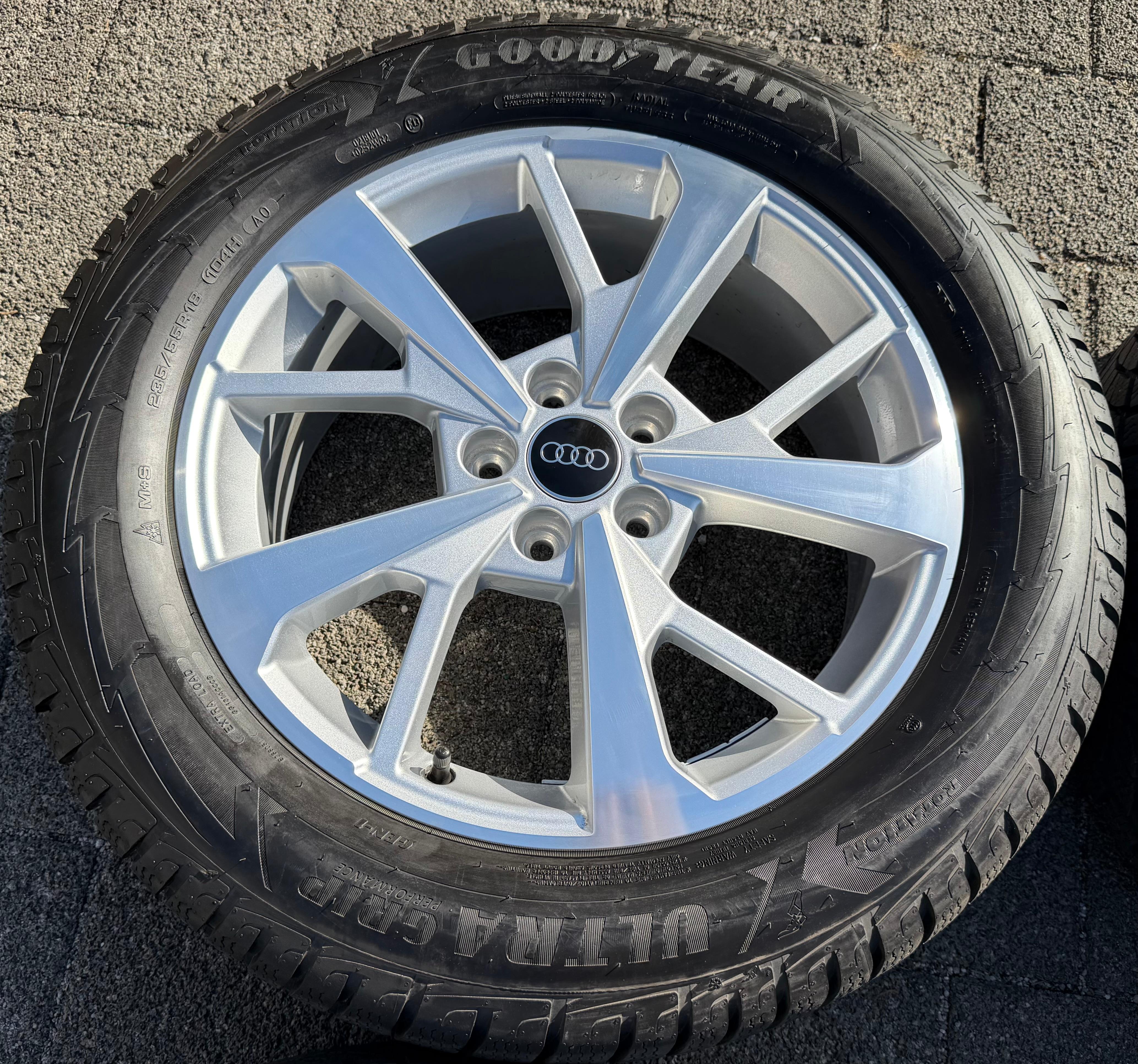 4 Original 18" Alu Winterräder Audi Q3 F3 83A 83A601025J 235/55R18 104H Goodyear