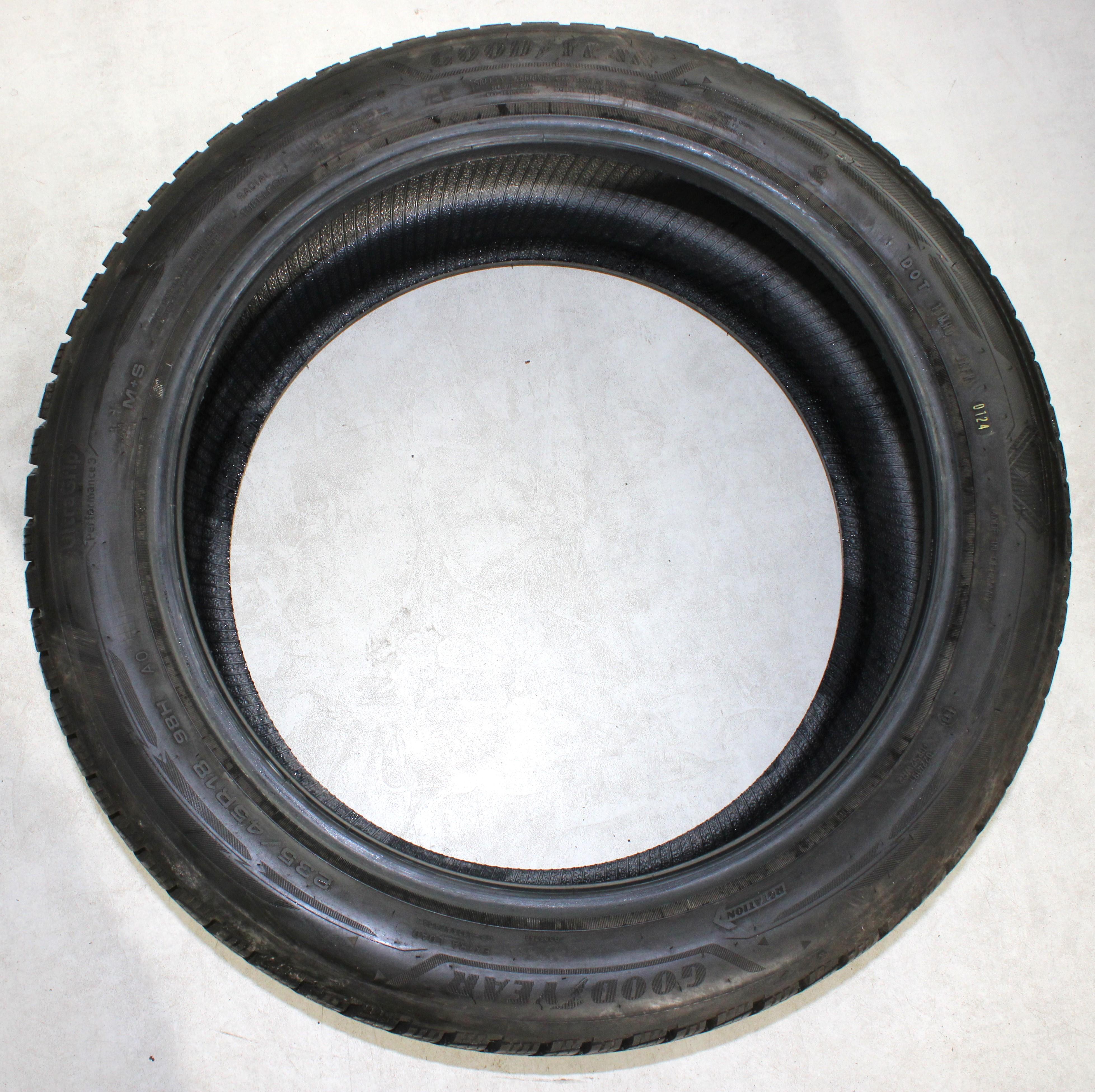 2 x 235/45R18 98H winterbanden Goodyear Ultra Grip Performance 3 AO 7-7,5mm 2024