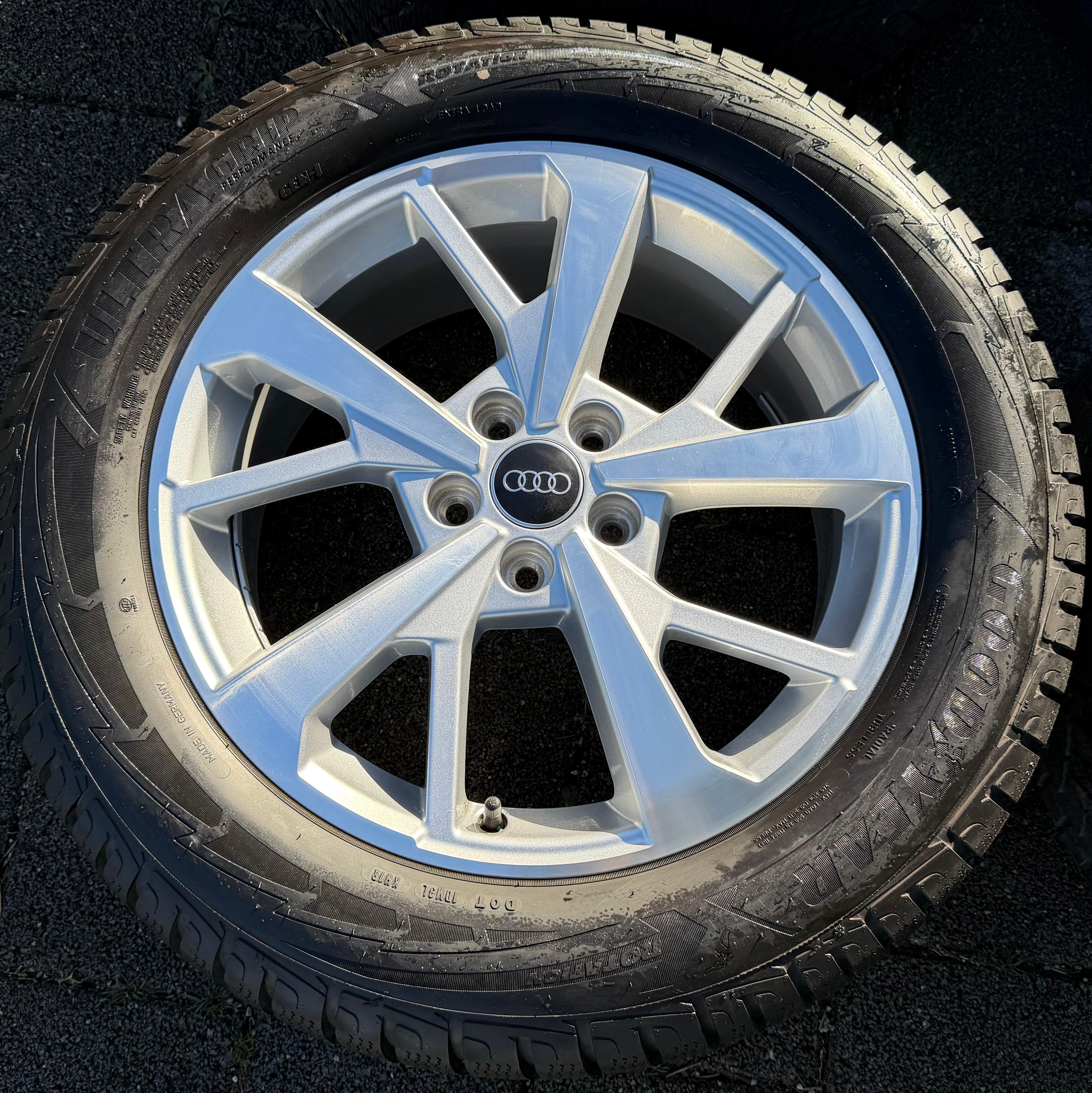 4 Original 18" Alu Winterräder Audi Q3 F3 83A 83A601025J 235/55R18 104H Goodyear