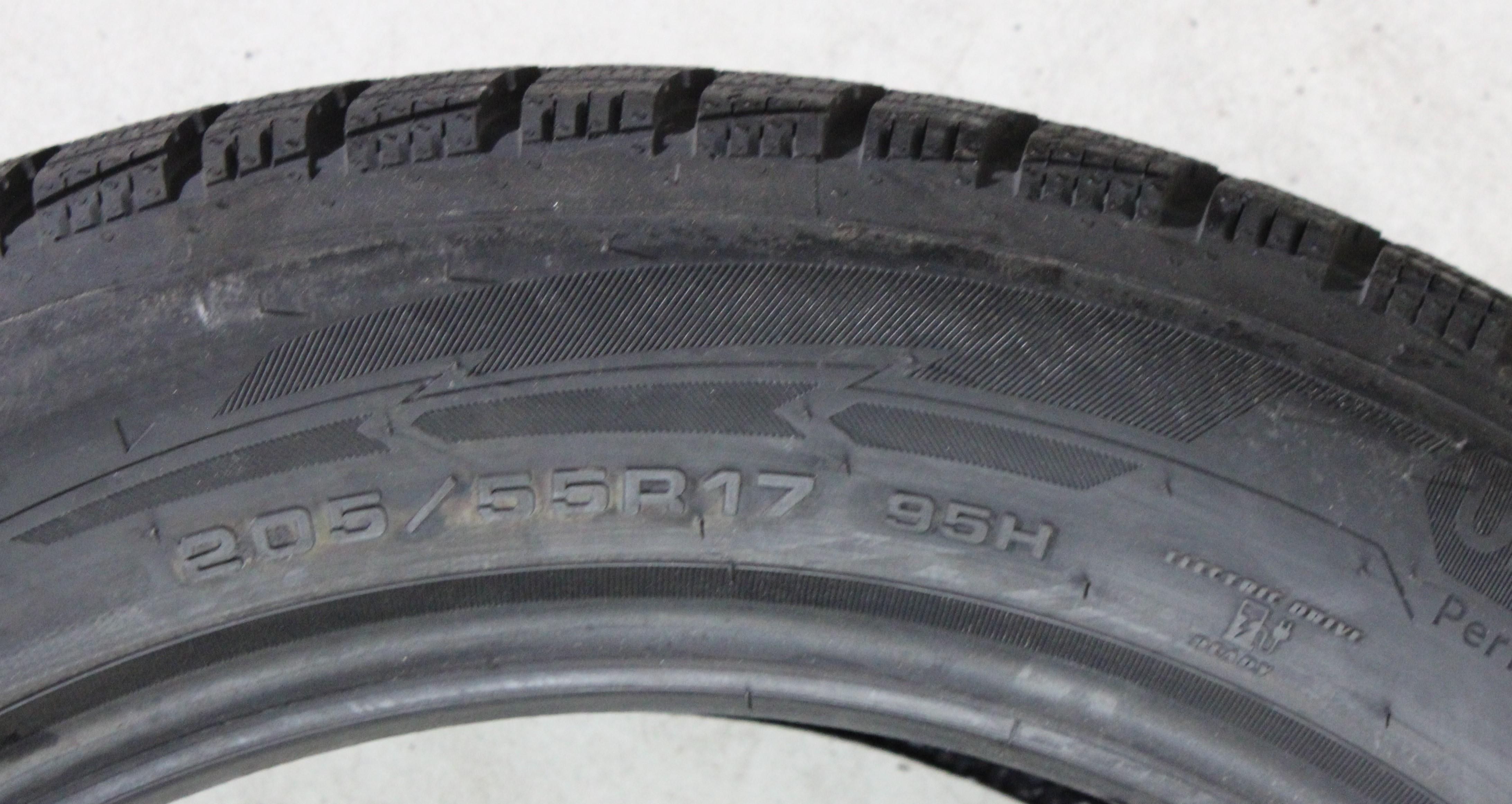 2 pneumatici invernali Goodyear Ultra Grip Performance 3 2023 205/55R17 95H * NUOVI