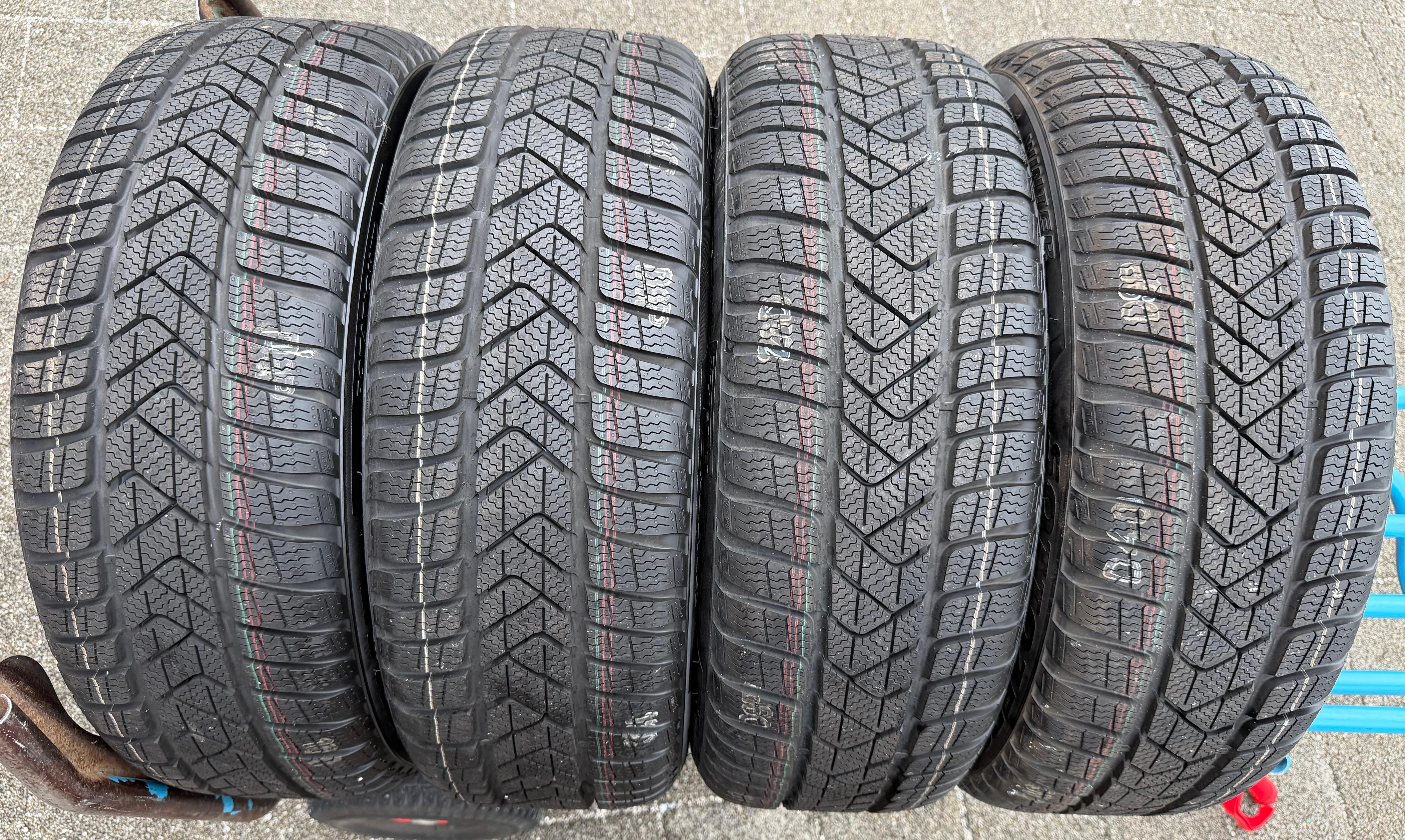 4 roues complètes hiver en alliage d’origine 17" Audi A3 S3 8Y 8Y0601025L 205/50R17 93H Pirelli NEUVES