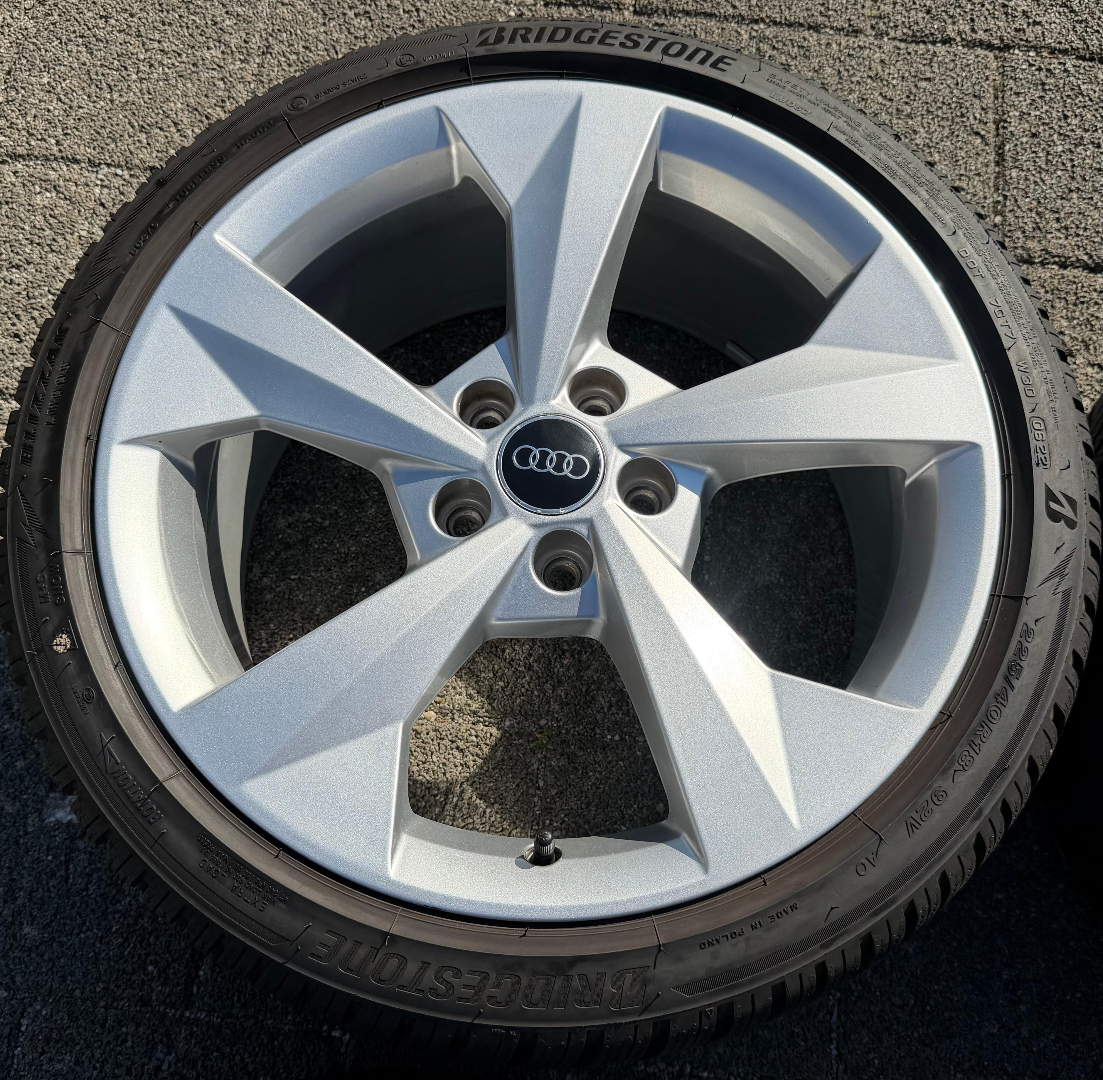 4 Original 18" Alu Winterräder Audi A3 S3 8Y 8Y0601025J 225/40R18 92V Bridgestone 2022