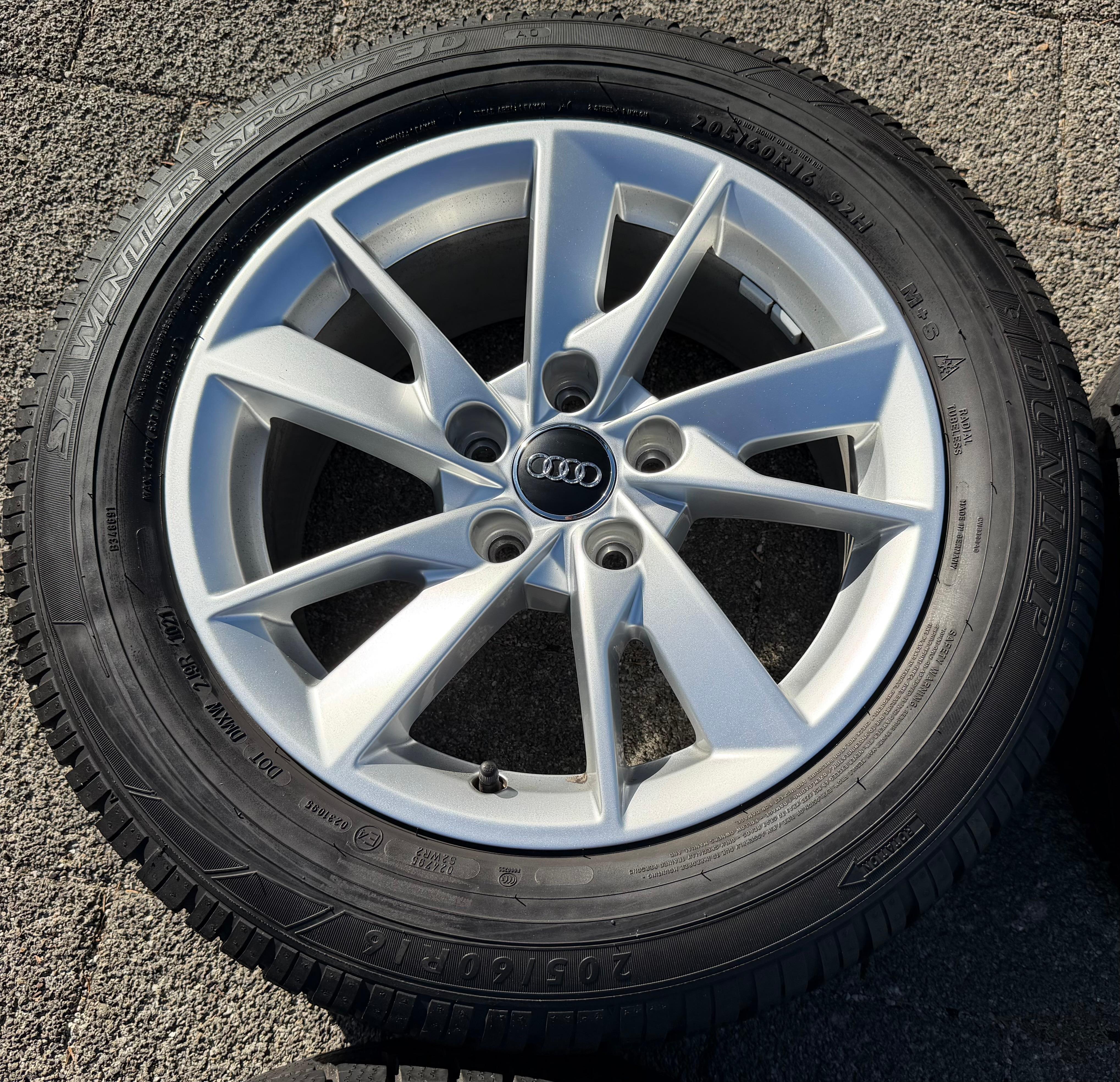 4 ruedas de invierno de aleación originales Audi A4 8W B9 8W0601025A 205/60R16 92H Dunlop