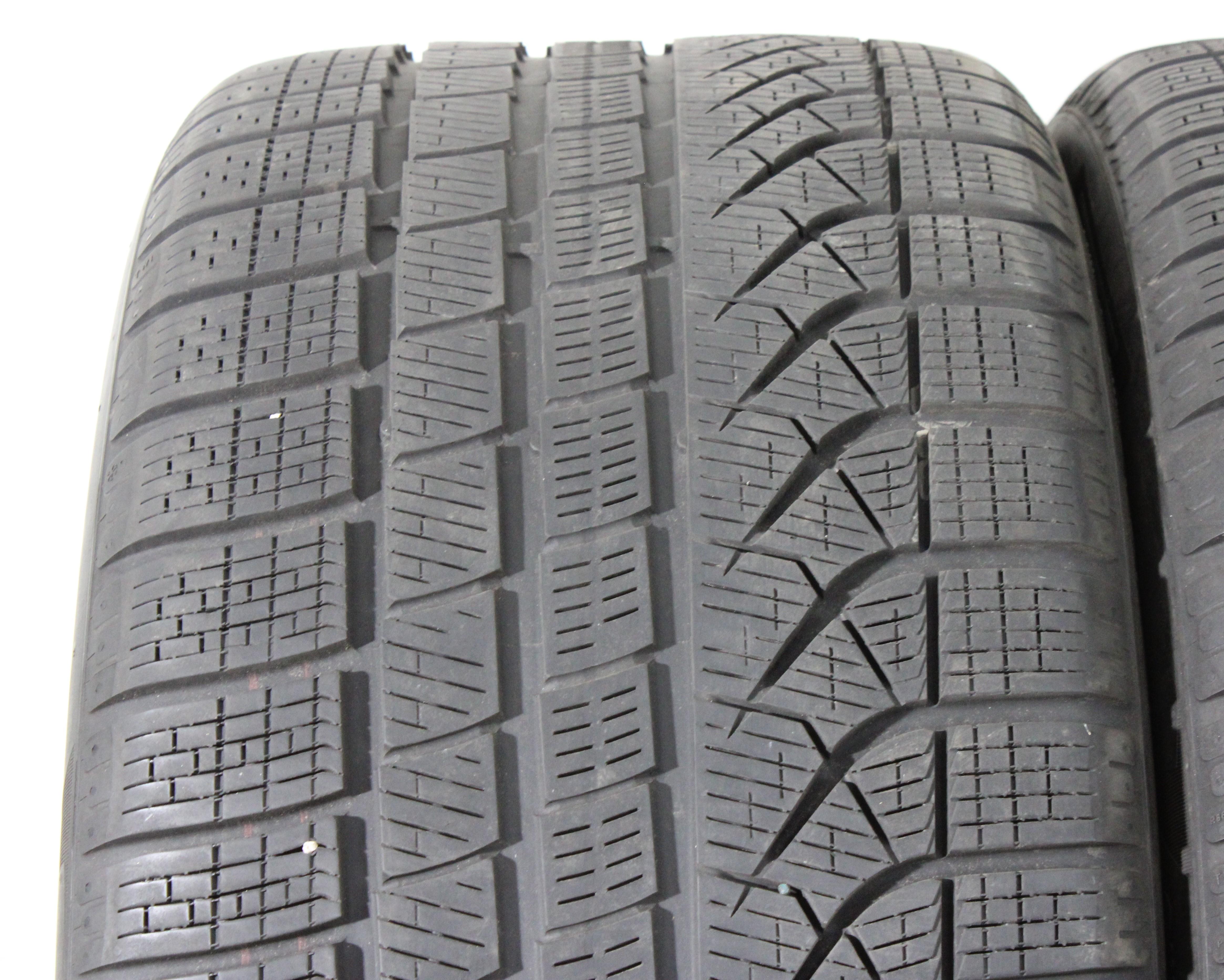 2 x 275/40R19 105H Winterreifen Pirelli Pzero Winter MO* in der Mitte 4-5mm und auf den Schultern 5,5-6mm. 2024