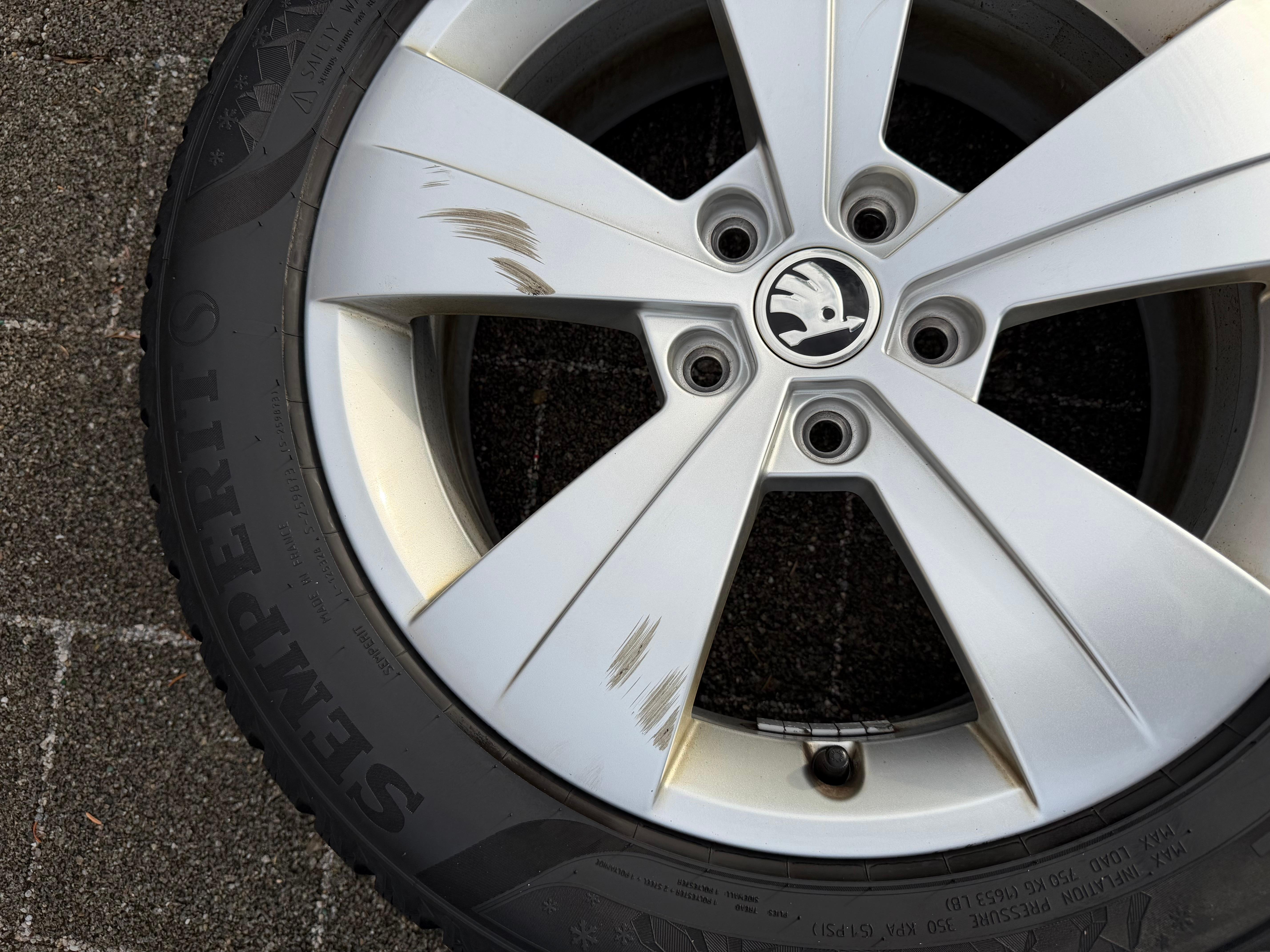 4 ruedas de invierno de aluminio originales de 16" para Skoda Superb III 3V 215/55R17 98V 3V0601025AS