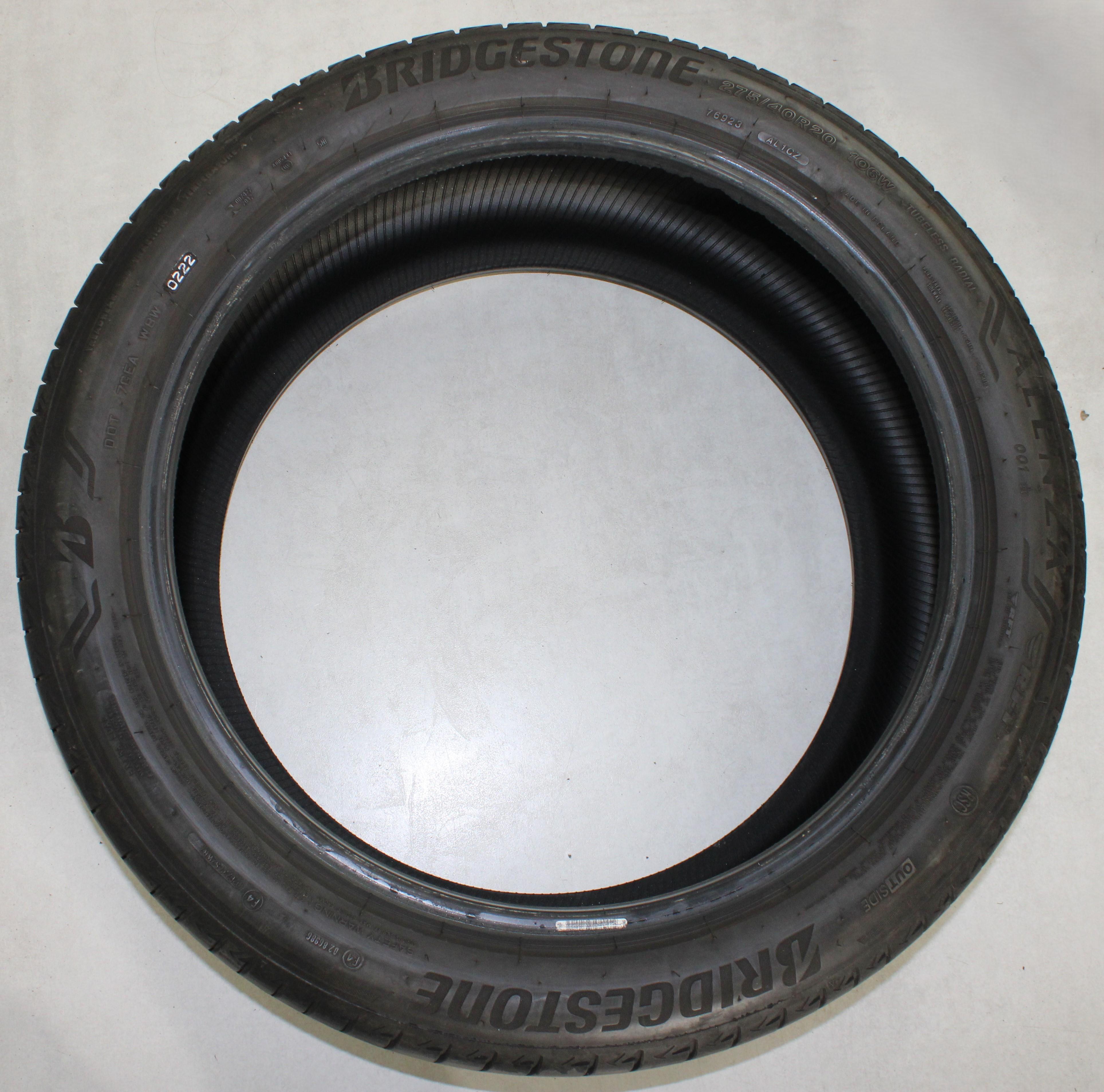 1 pneu été Bridgestone Alenza 001* 275/40R20 106W Runflat, avec une profondeur de sculpture de 3,5 mm au centre et de 4,5 mm sur les épaulements. 2022