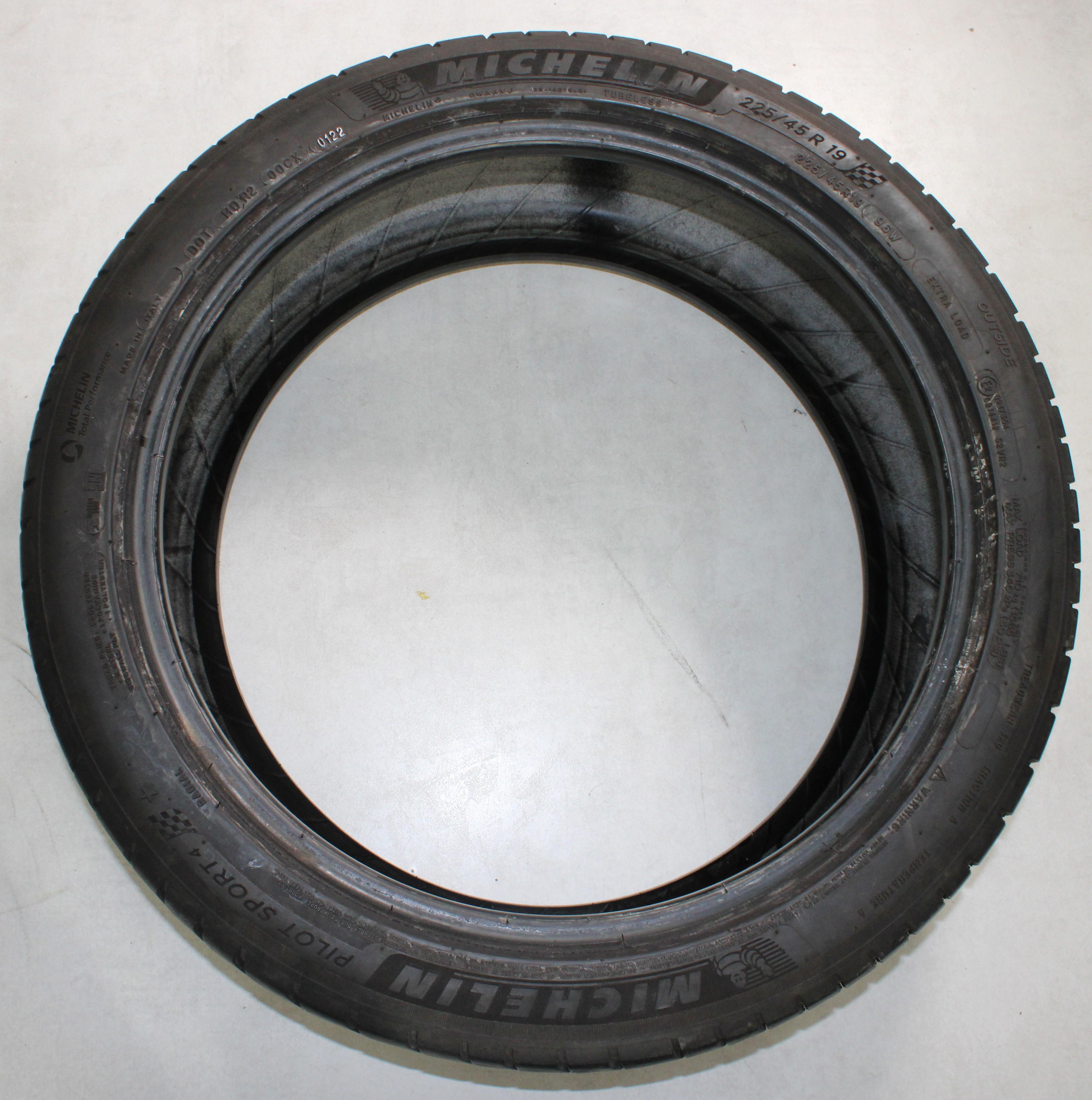 4 pneumatici estivi Michelin Pilot Sport 4 225/45R19 96W, 2x4,5-5 mm/2x5-5,5 mm, 3 del 2020/1 del 2022 *