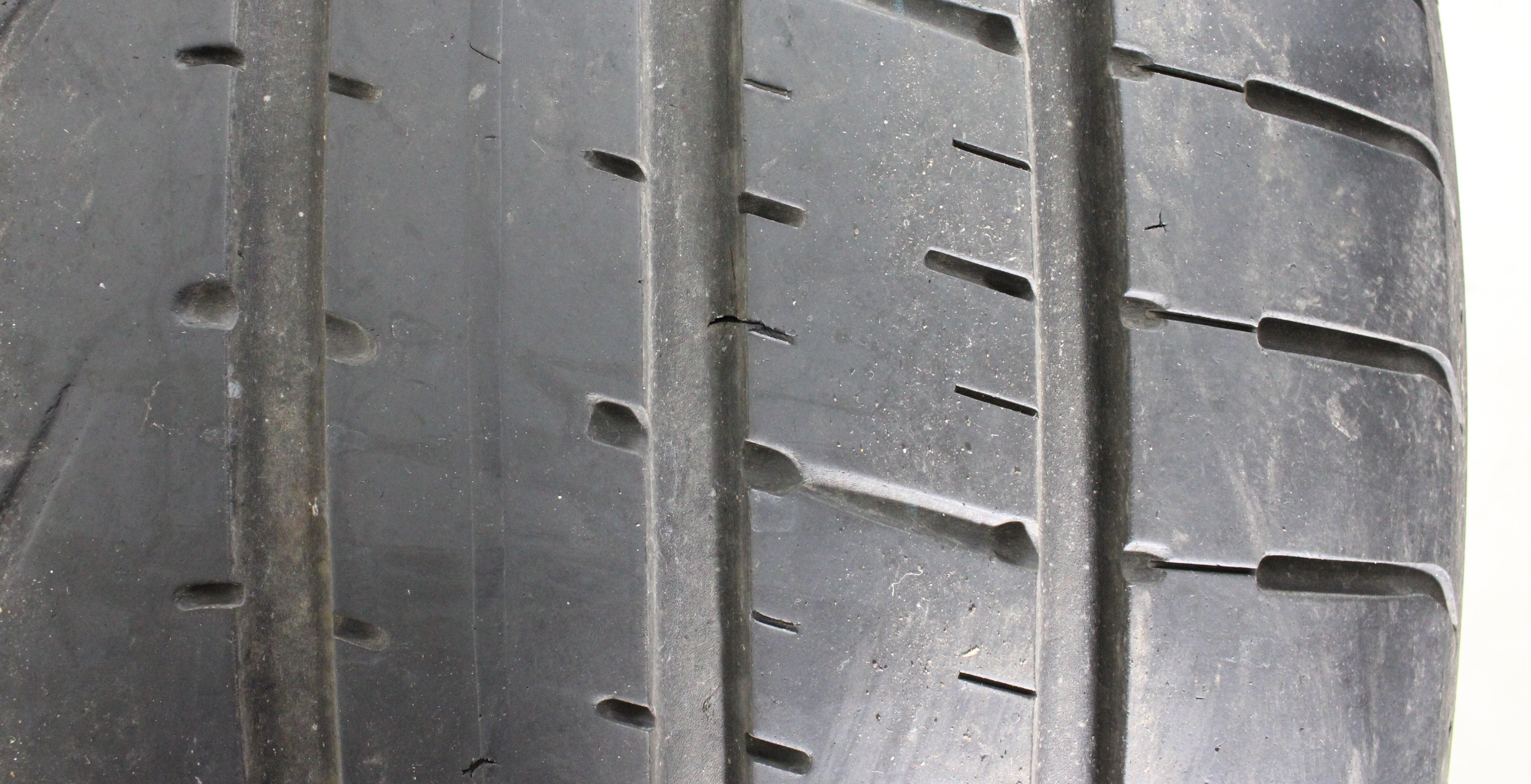 2 x 275/40R19 101Y Sommerreifen Pirelli PZero Runflat in der Mitte 3,5-4mm und auf den Schultern 5mm. 2019 *