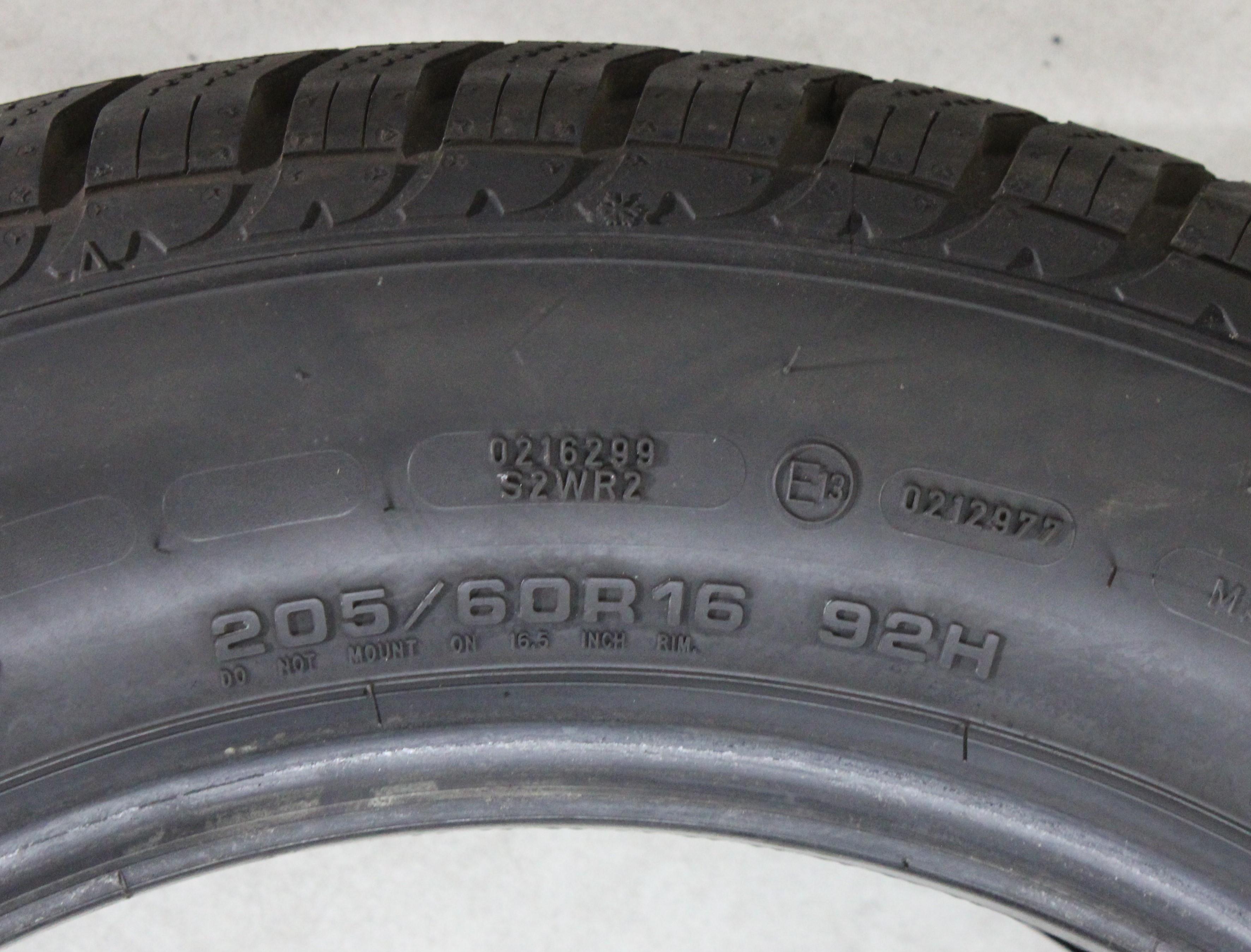 4 x 205/60R16 92H Pneumatici invernali Goodyear Ultra Grip 8 Performance * Runflat 3x7-7,5mm/1x8mm 3x2016/1x2022