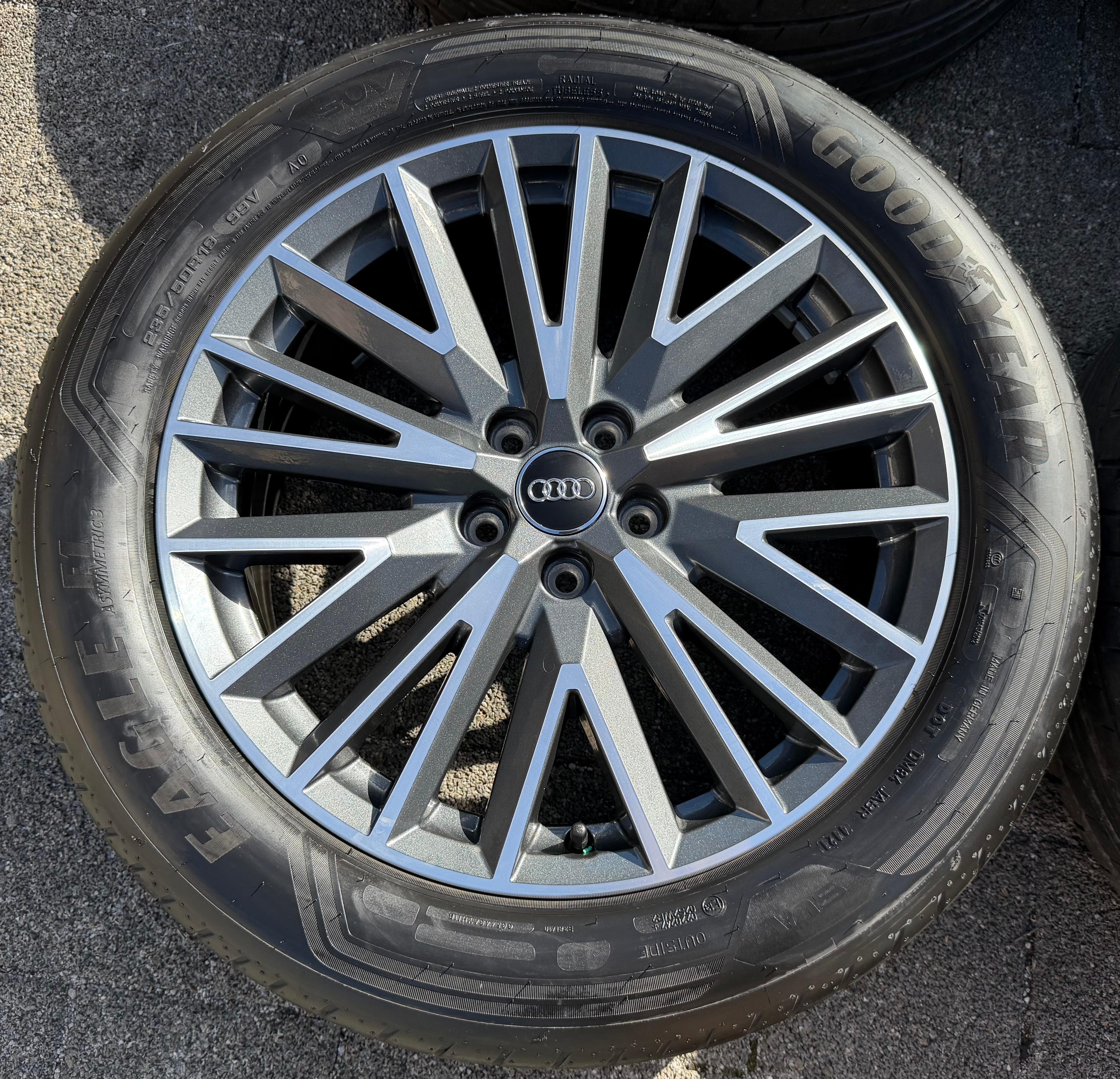 4 Original 19" Alu Sommerräder Audi Q3 F3B 83A 83A601025L 235/50R19 99V Goodyear