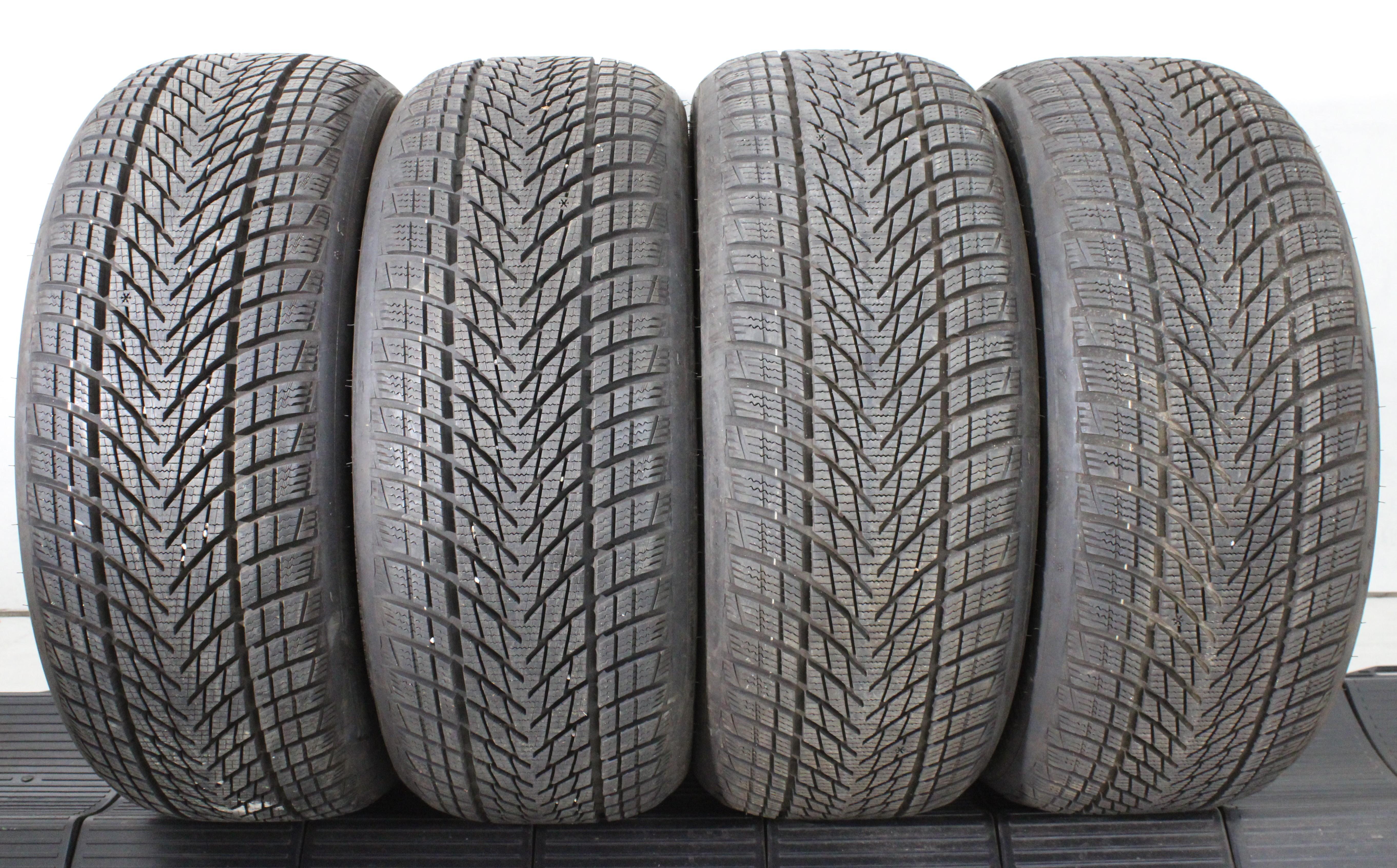 4 x 235/45R18 98H Winterreifen Goodyear Ultra Grip Performance 3 AO 2x6-6,5mm/2x7,5mm 2024