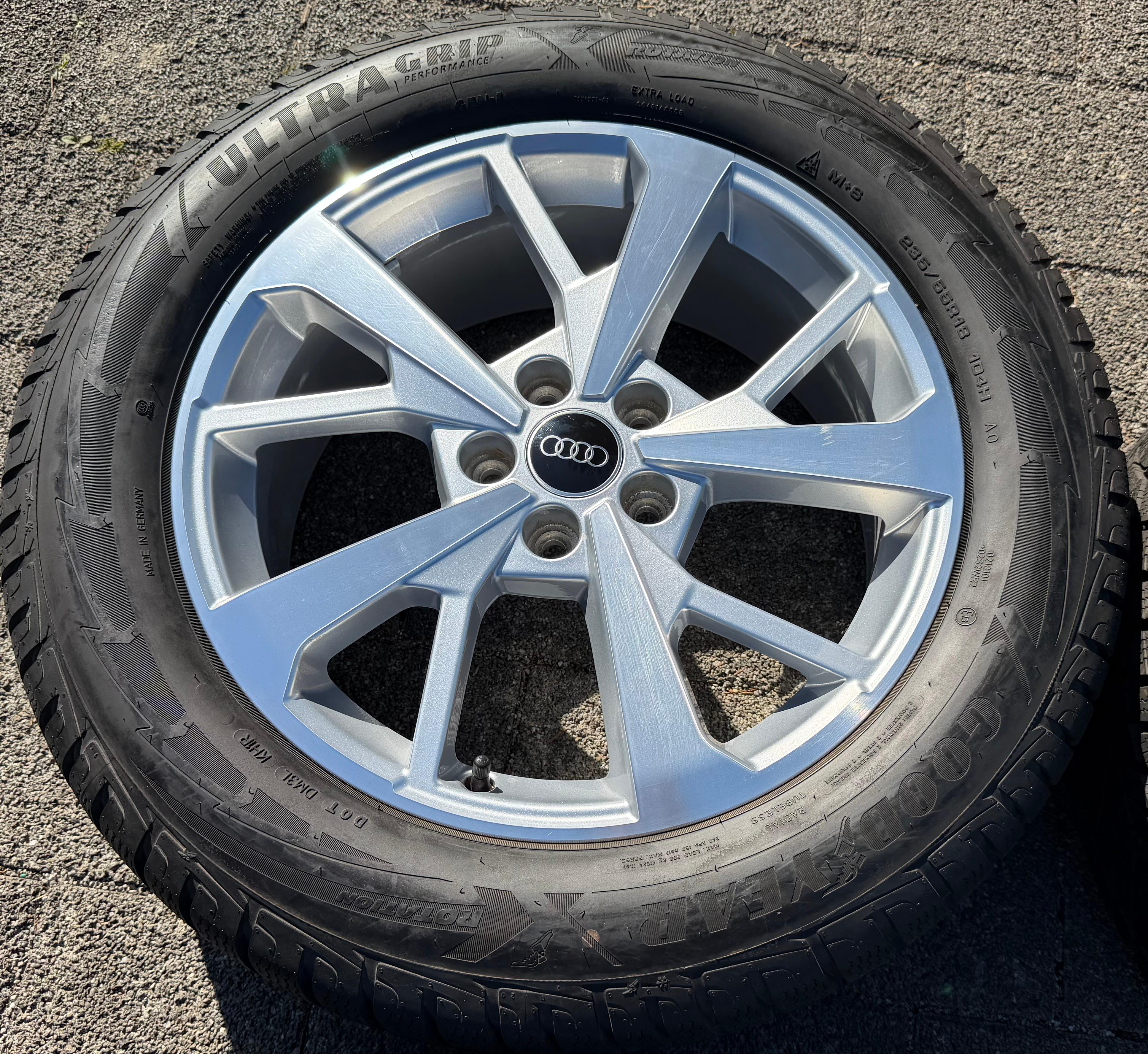 4 Original 18" Alu Winterräder Audi Q3 F3 83A 83A601025J 235/55R18 104H Goodyear