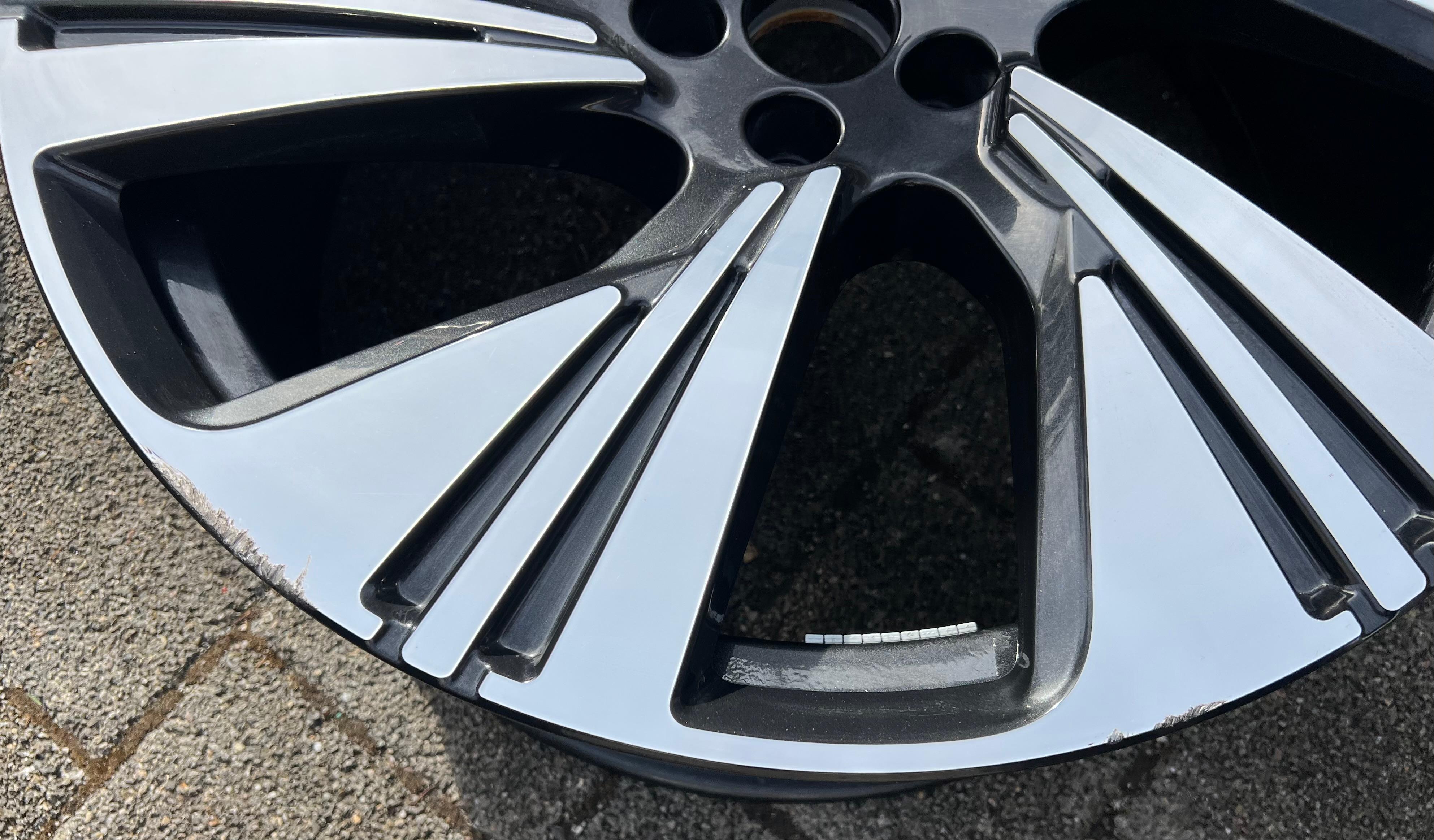 1x CERCHIO ORIGINALE 22" IN ALLUMINIO AUDI E-TRON Q8 GE 4KE601025AM 9,5x22 ET36 FREIHAUS