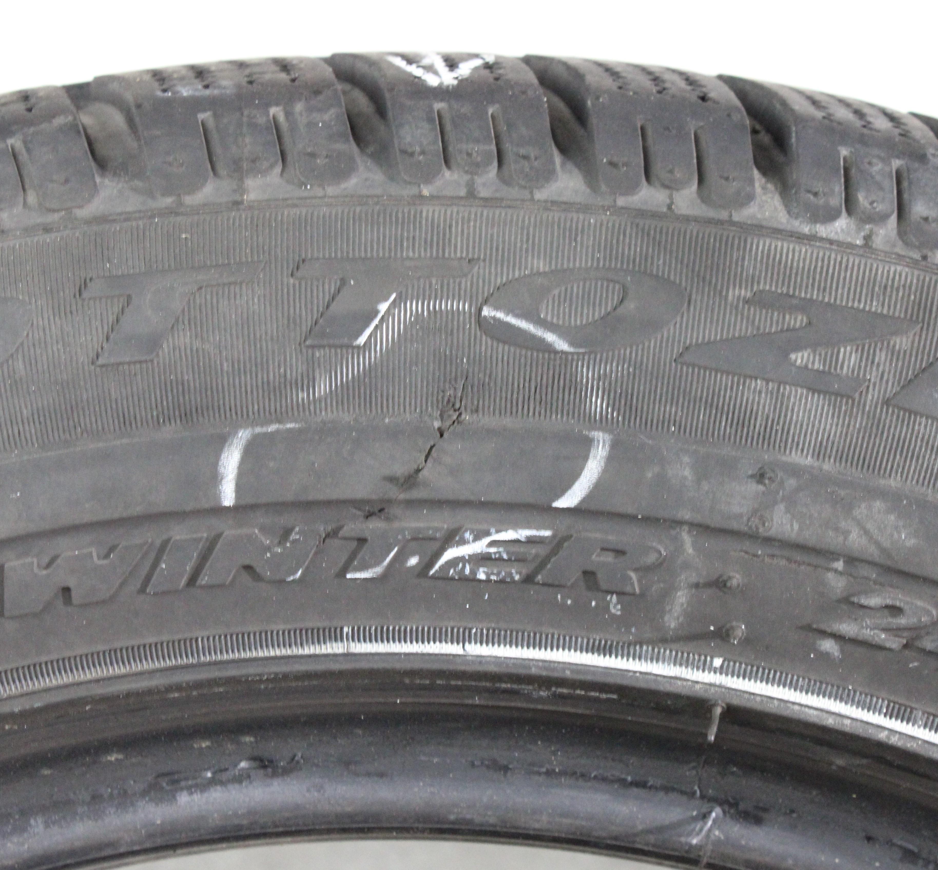4 x 235/55R17 99V Winterreifen Pirelli Sottozero Winter 240 MO in der Mitte 4-4,5mm und auf den Schultern 5-5,5mm. 2017
