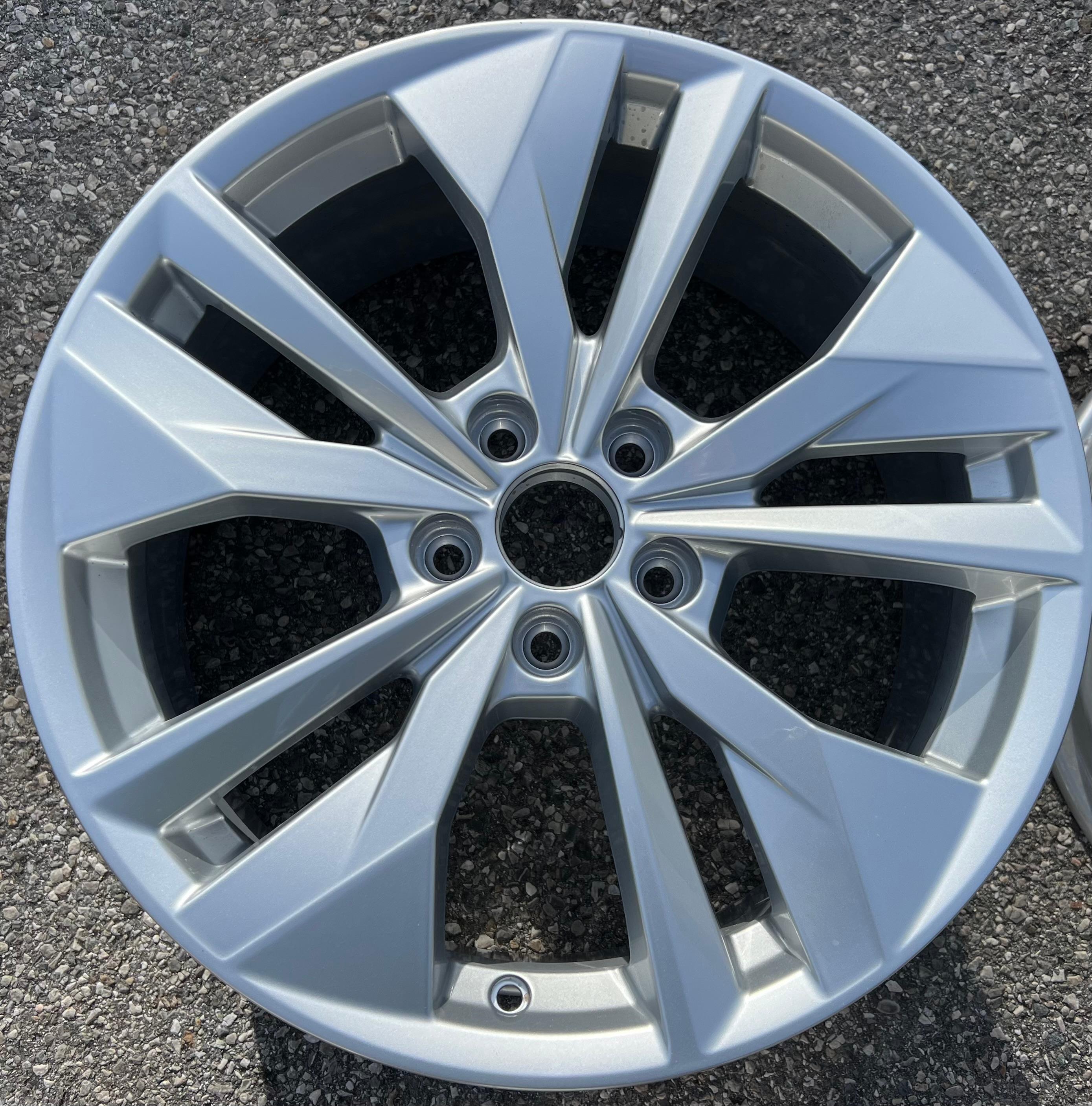 1 X ORIGINELE 18" ALUMINIUM VLOERREM AUDI A3 S3 8Y 8Y0601025AC 7,5x18 ET42 VRIJSTAAND