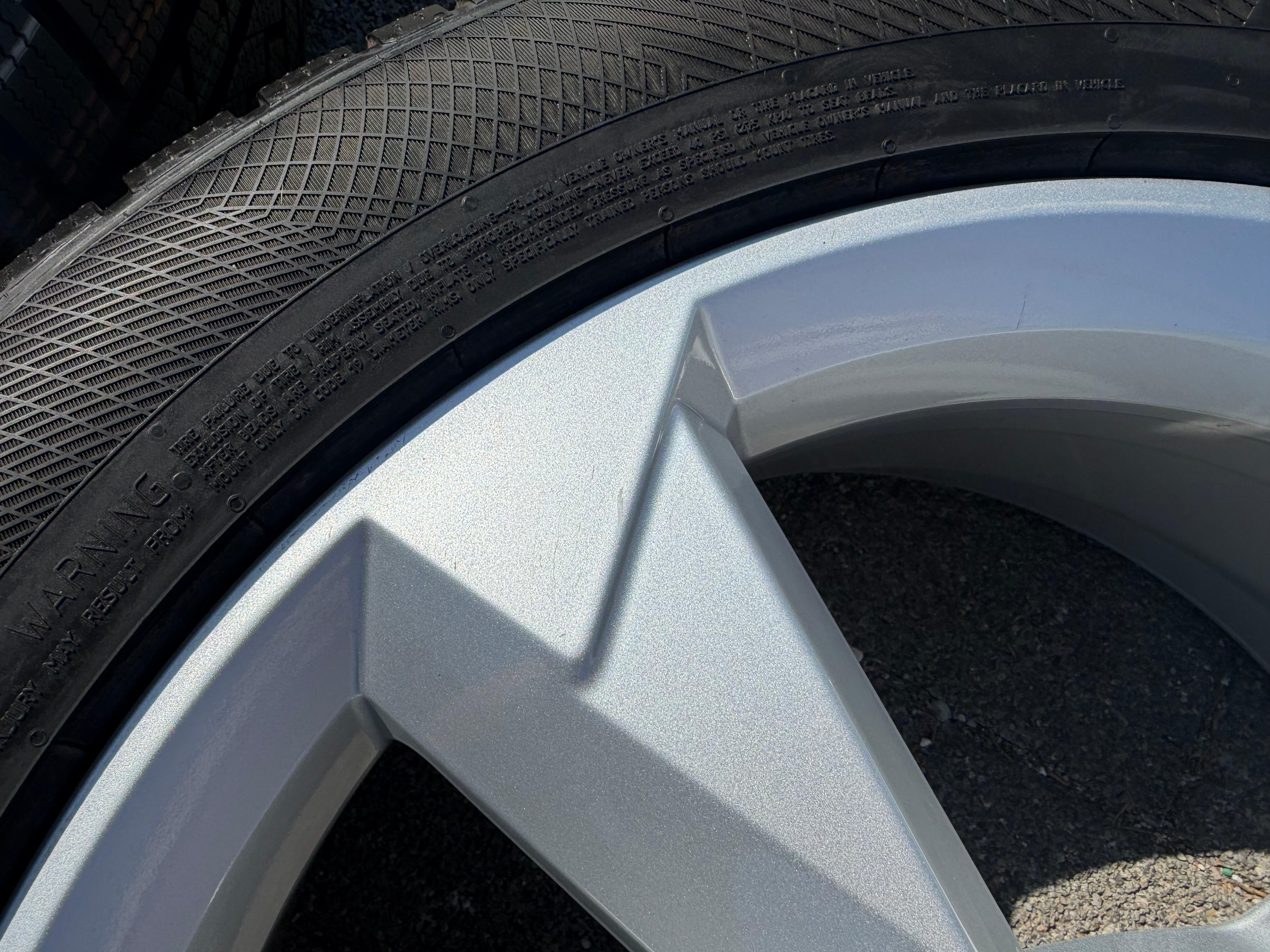 4 Original 19" Alu Winterräder Audi Q3 F3B 83A 83A601025N 235/50R19 99V Continental 2023
