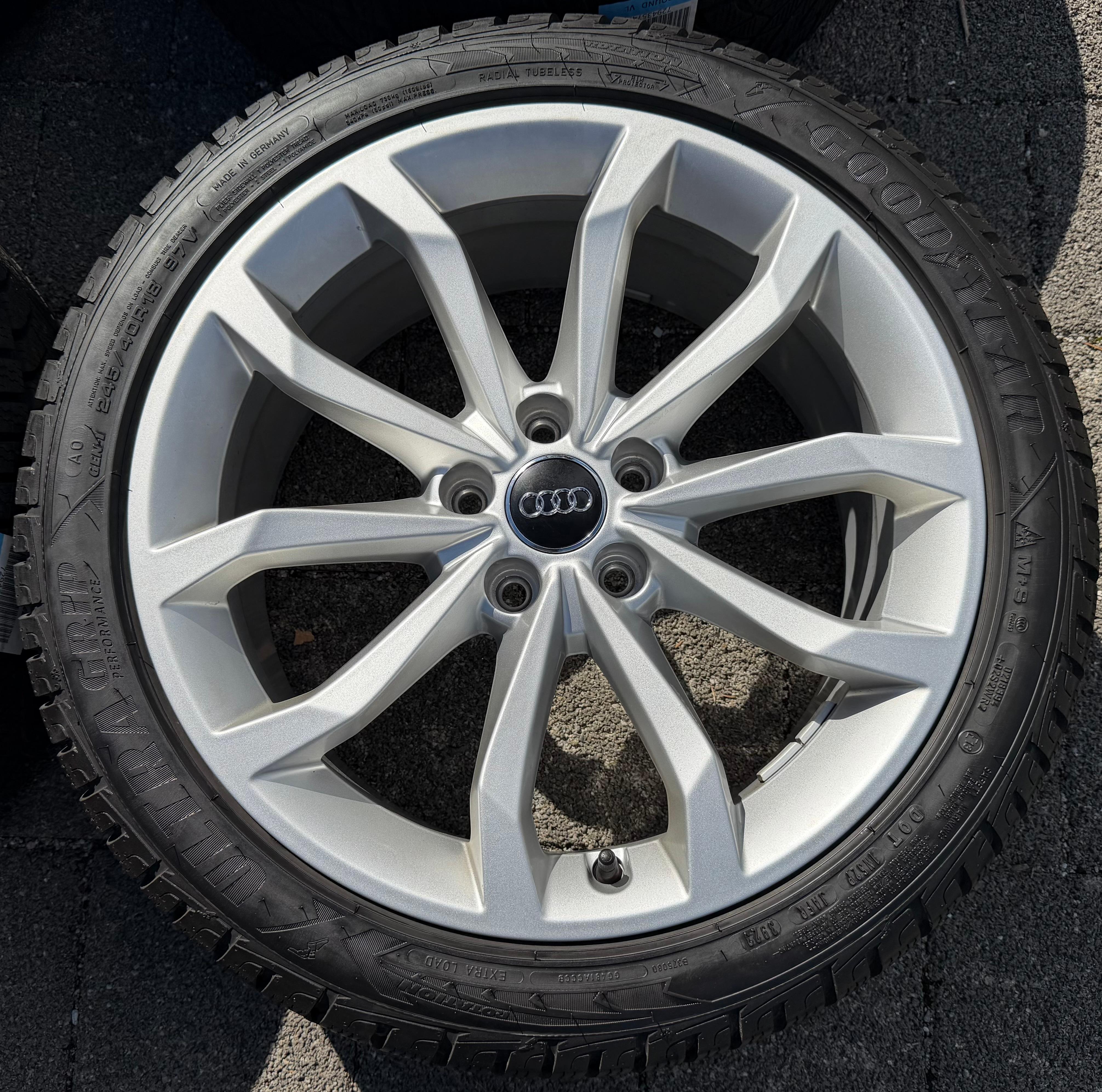 4 Original 18" Alu Winterräder Audi A4 S4 8W B9 8W0601025HM 245/40R18 97V 2023