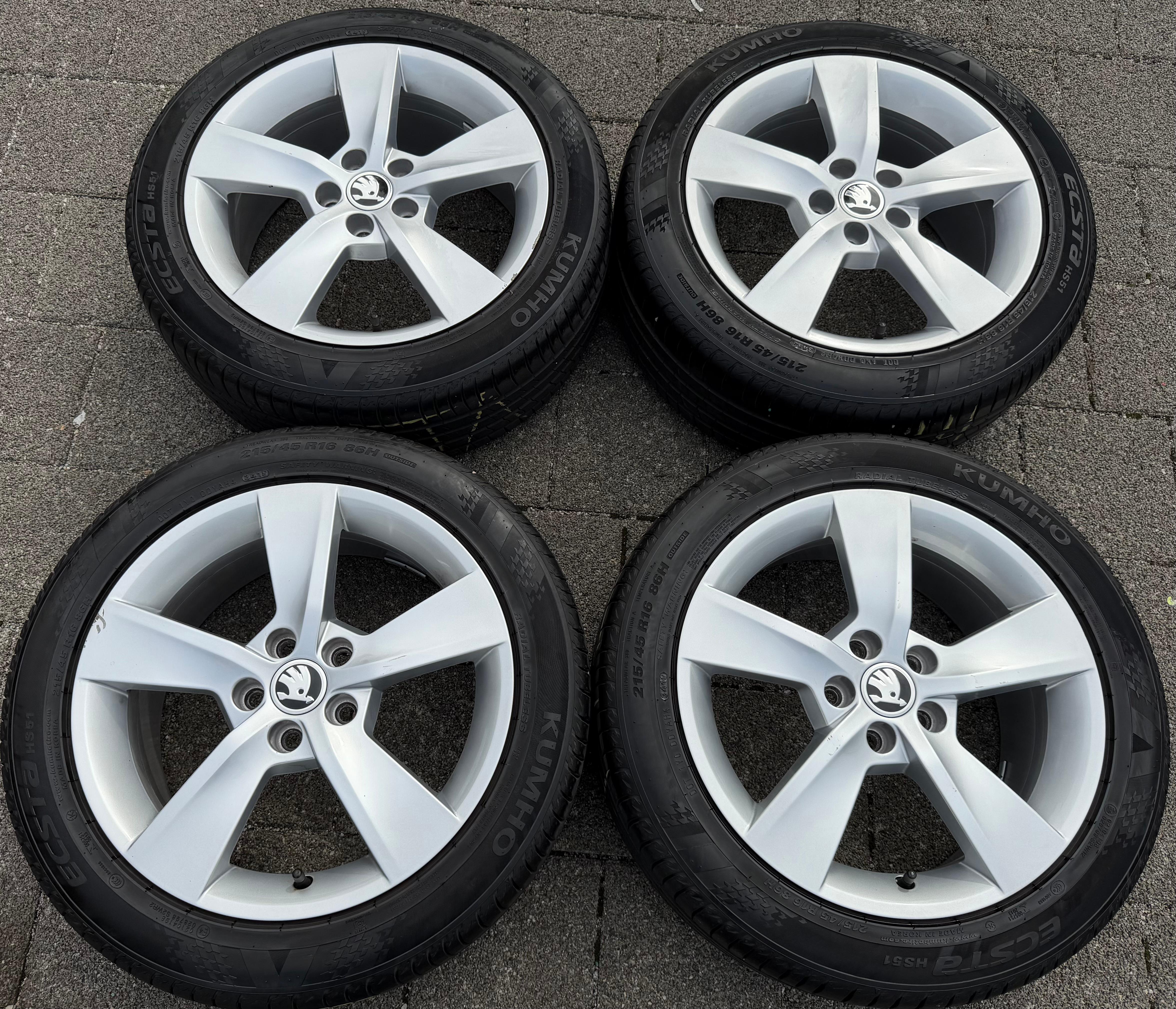 4 ruote estive in lega originali da 16" per Skoda Fabia 3 215/45R16 86H 5JA601025AD