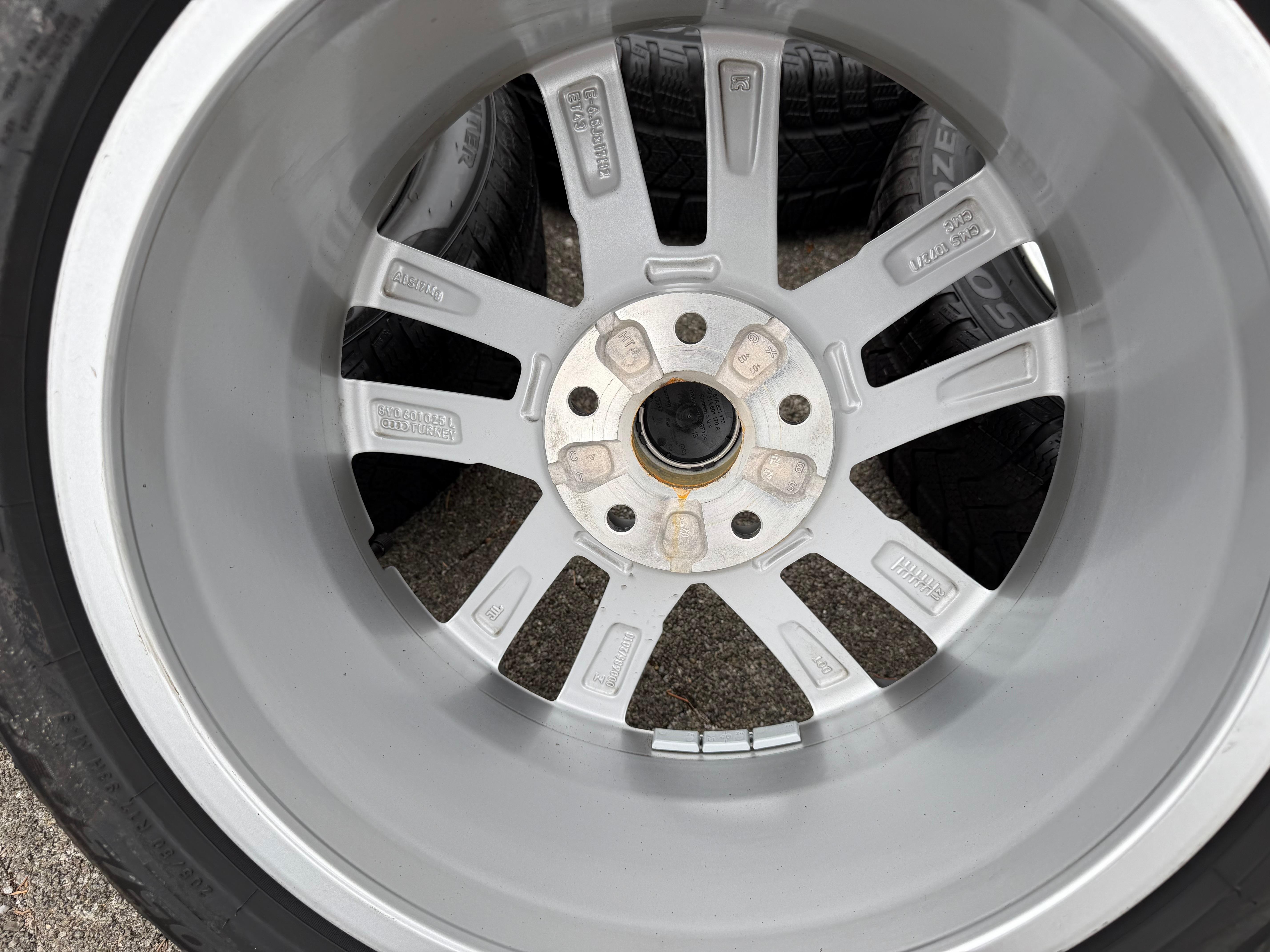 4 ruote complete in lega originali da 17" invernali Audi A3 S3 8Y 8Y0601025L 205/50R17 93H Pirelli