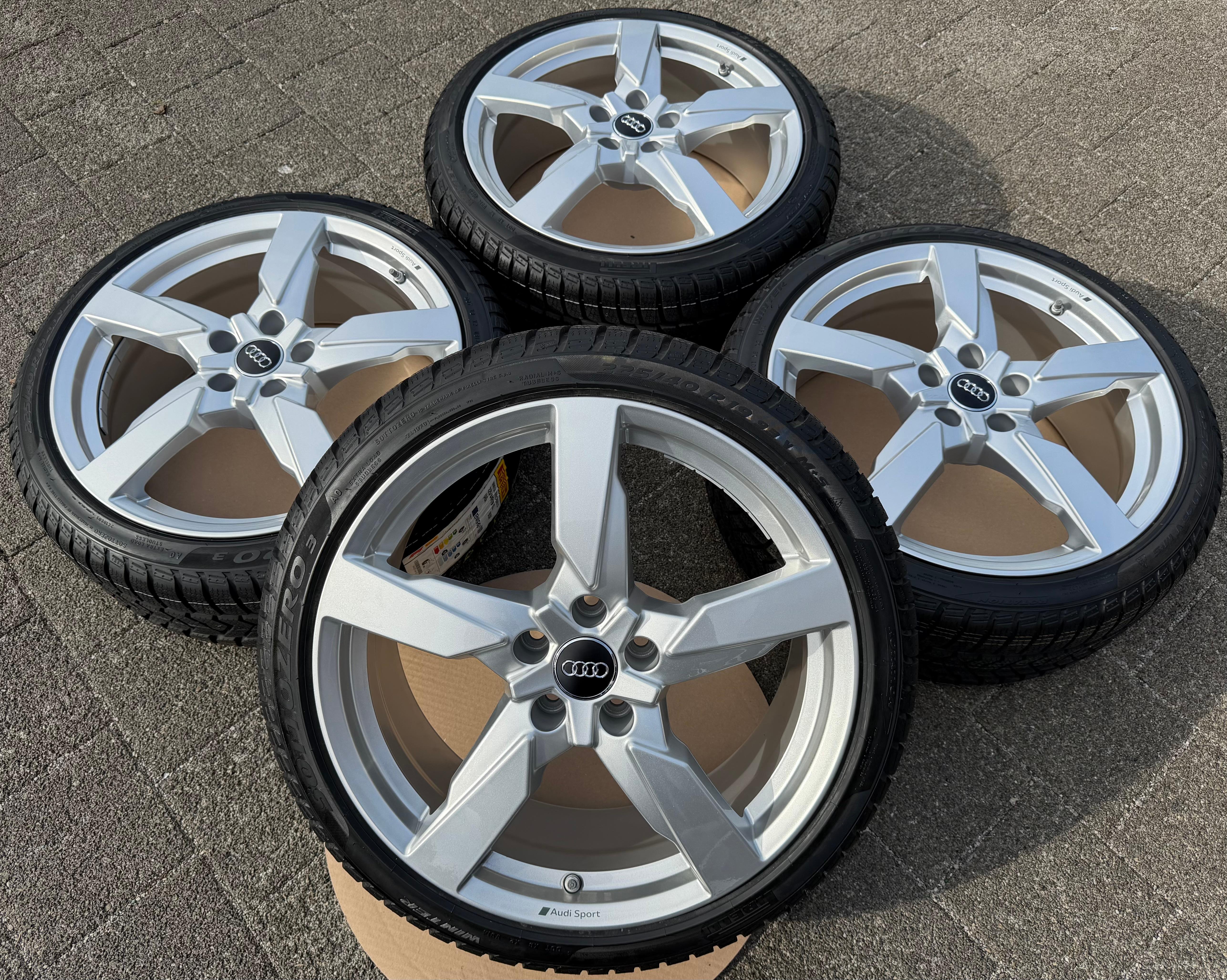 4 Original 19" Alu Winterräder Audi TT TTS 8S 8S0601025CF 225/40R19 93V 2023 NEU