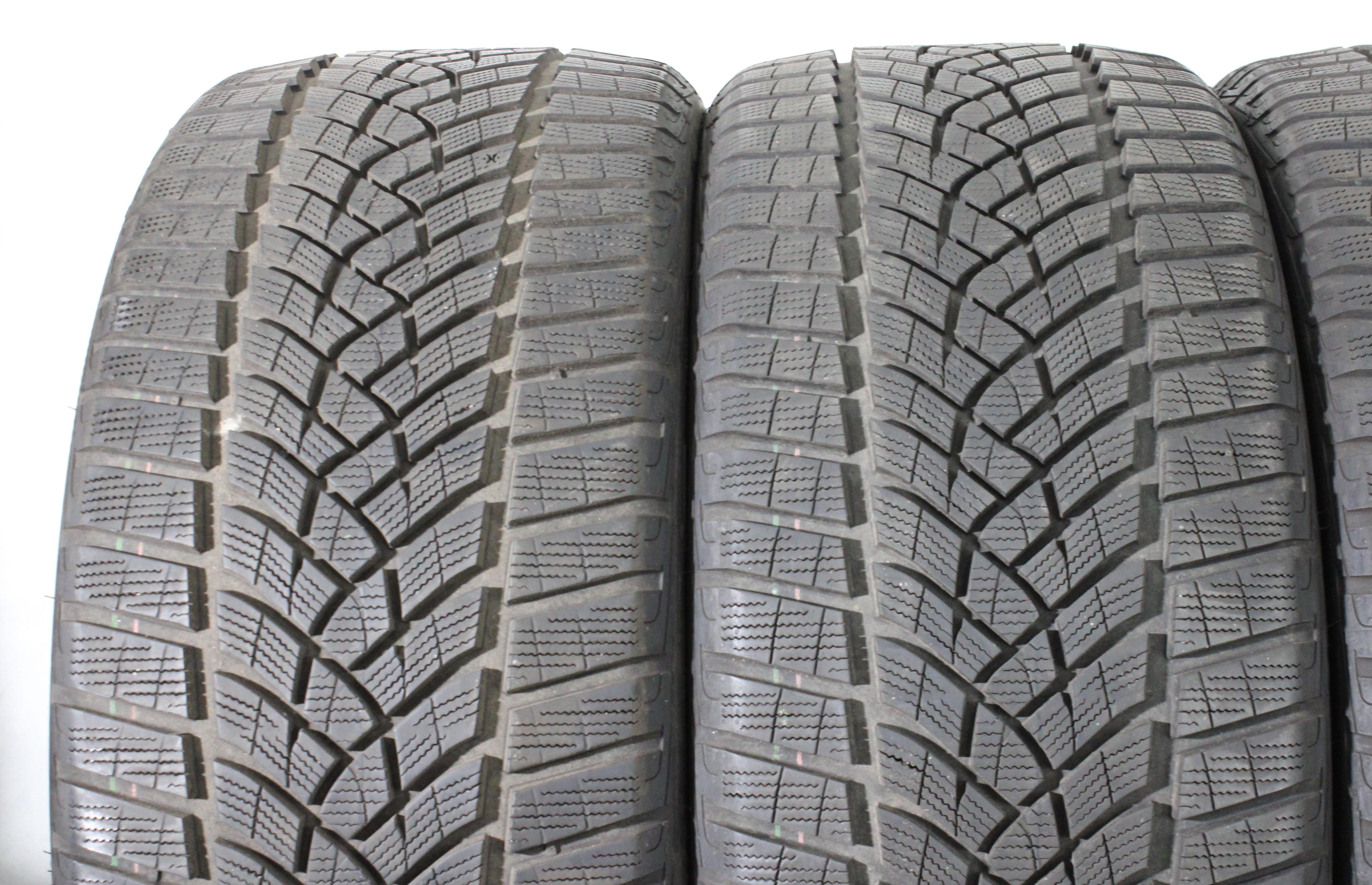 4 x 255/35R21 98V Winterreifen Goodyear Ultra Grip Performance + 2x7-7,5mm/2x8mm 2023 XL