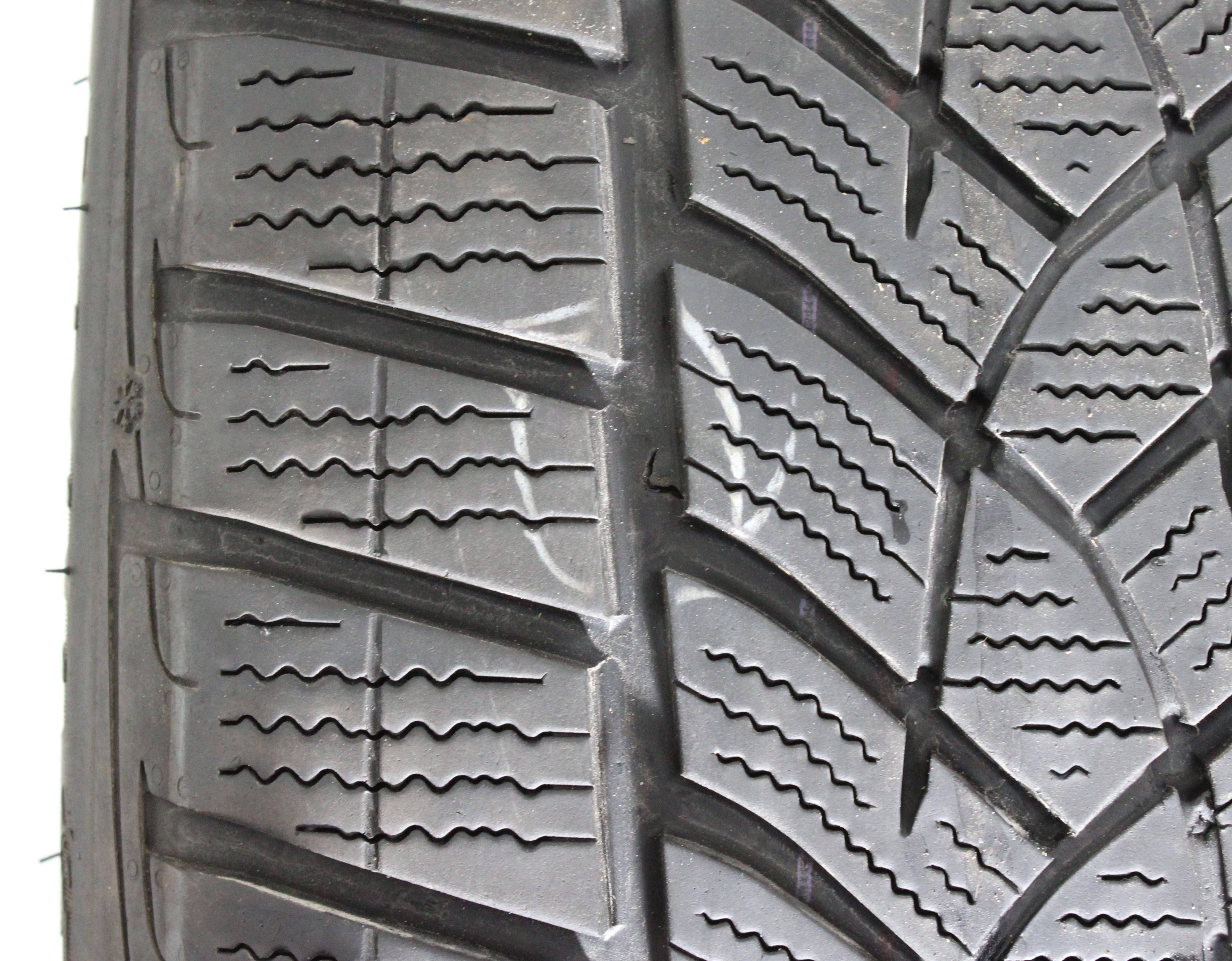 4 x 215/50R19 93T Winterreifen Goodyear Ultra Grip Performance + 2x5-5,5mm/2x6,5-7mm 2020 Seal