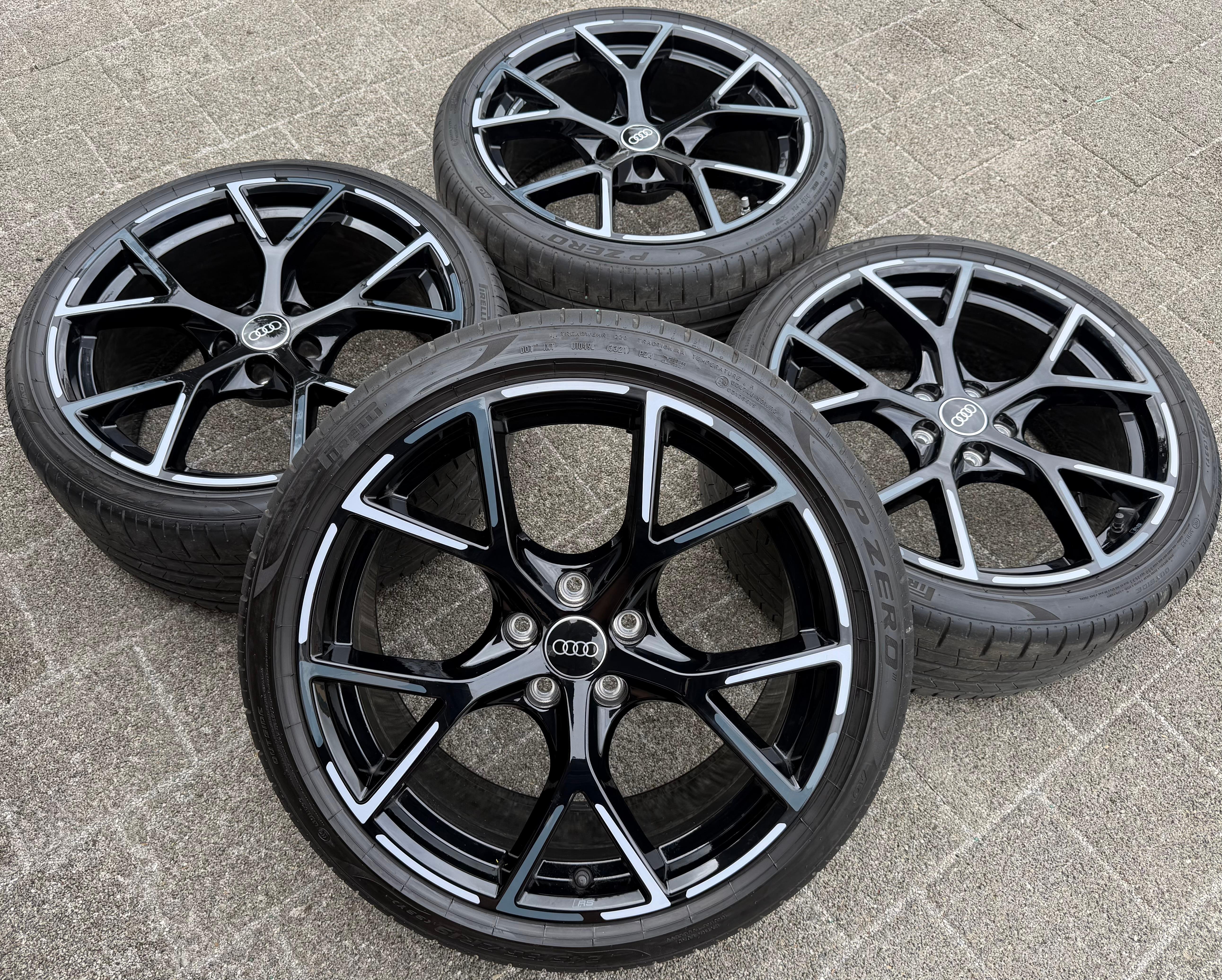 4 Original 19" Alu Sommerräder Audi RS3 8Y 8Y0601025BQ 8Y0601025BP PIRELLI