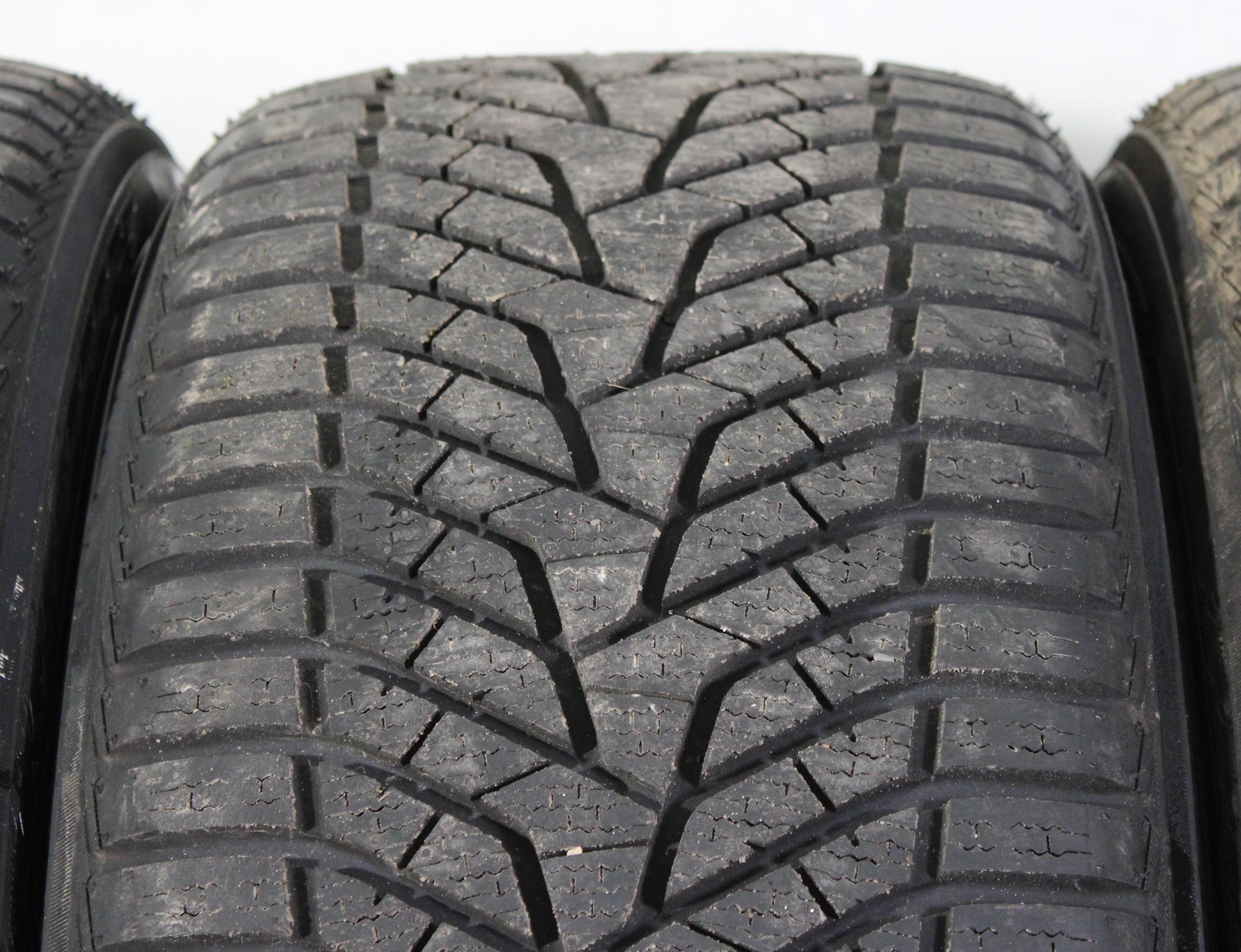 4 x 245/40R21 100V Neumáticos de invierno Yokohama BluEarth Winter V905 7,5-8 mm 2022 XL