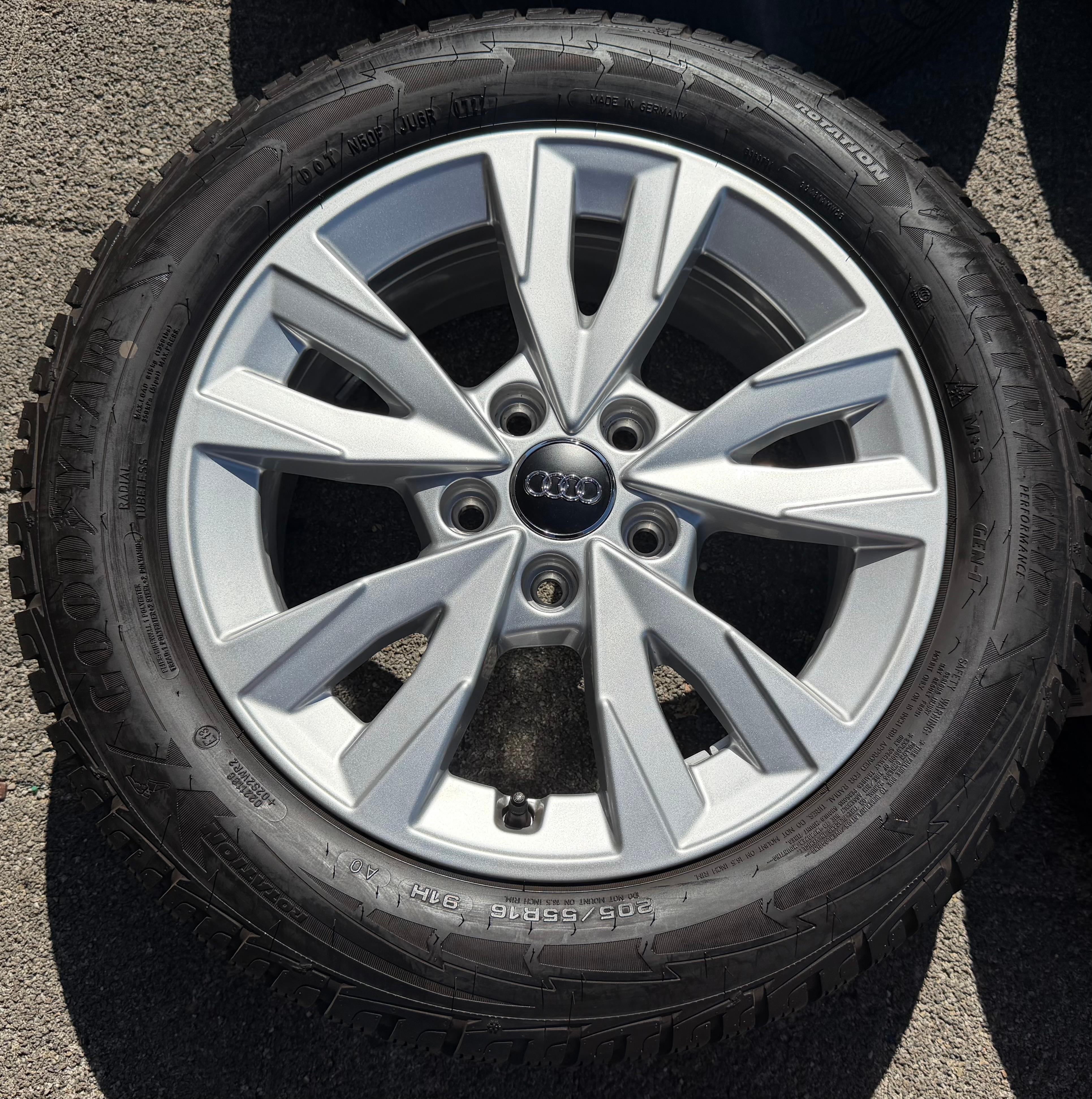 4 Original Alu Winterräder Audi A3 8Y 8Y0071496 205/55R16 91H Goodyear
