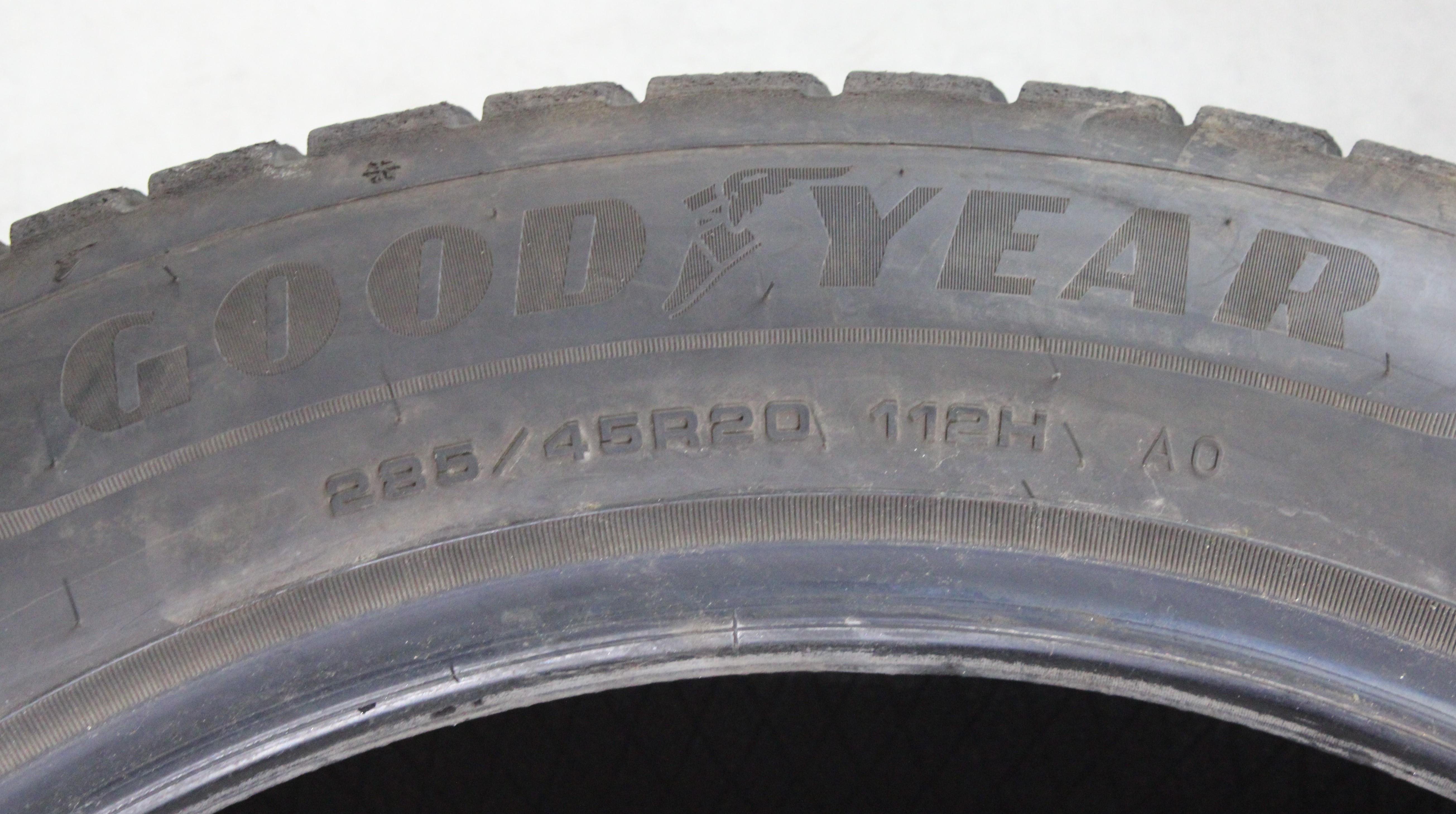 2 x 285/45R20 112H pneumatici invernali Goodyear Ultra Grip Performance + SUV AO 5,5-6mm 2024