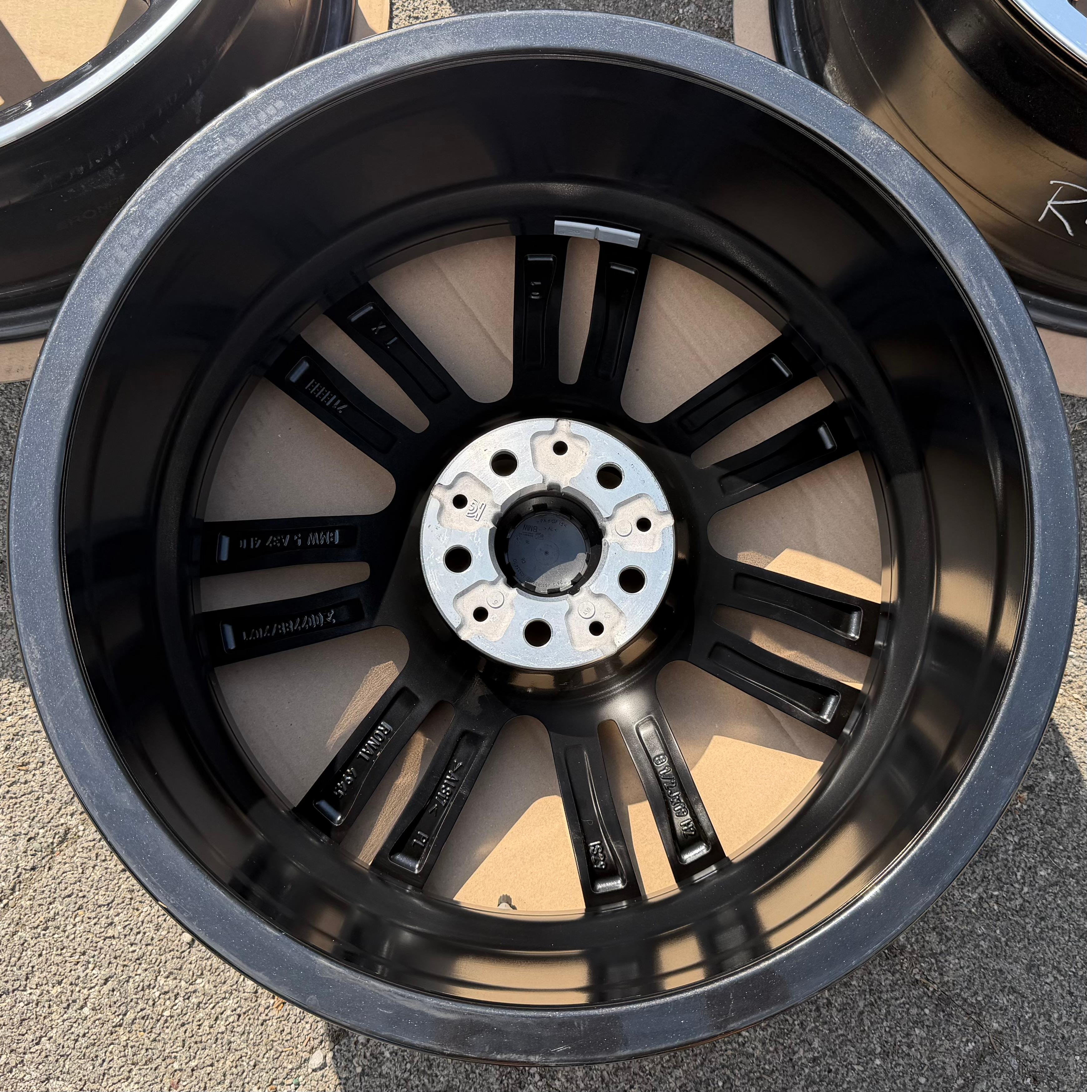 4 cerchi in lega originali da 19" per BMW Serie 5 G60 G61 i5, modello 935M, codici 5A324E0 e 5A324E1