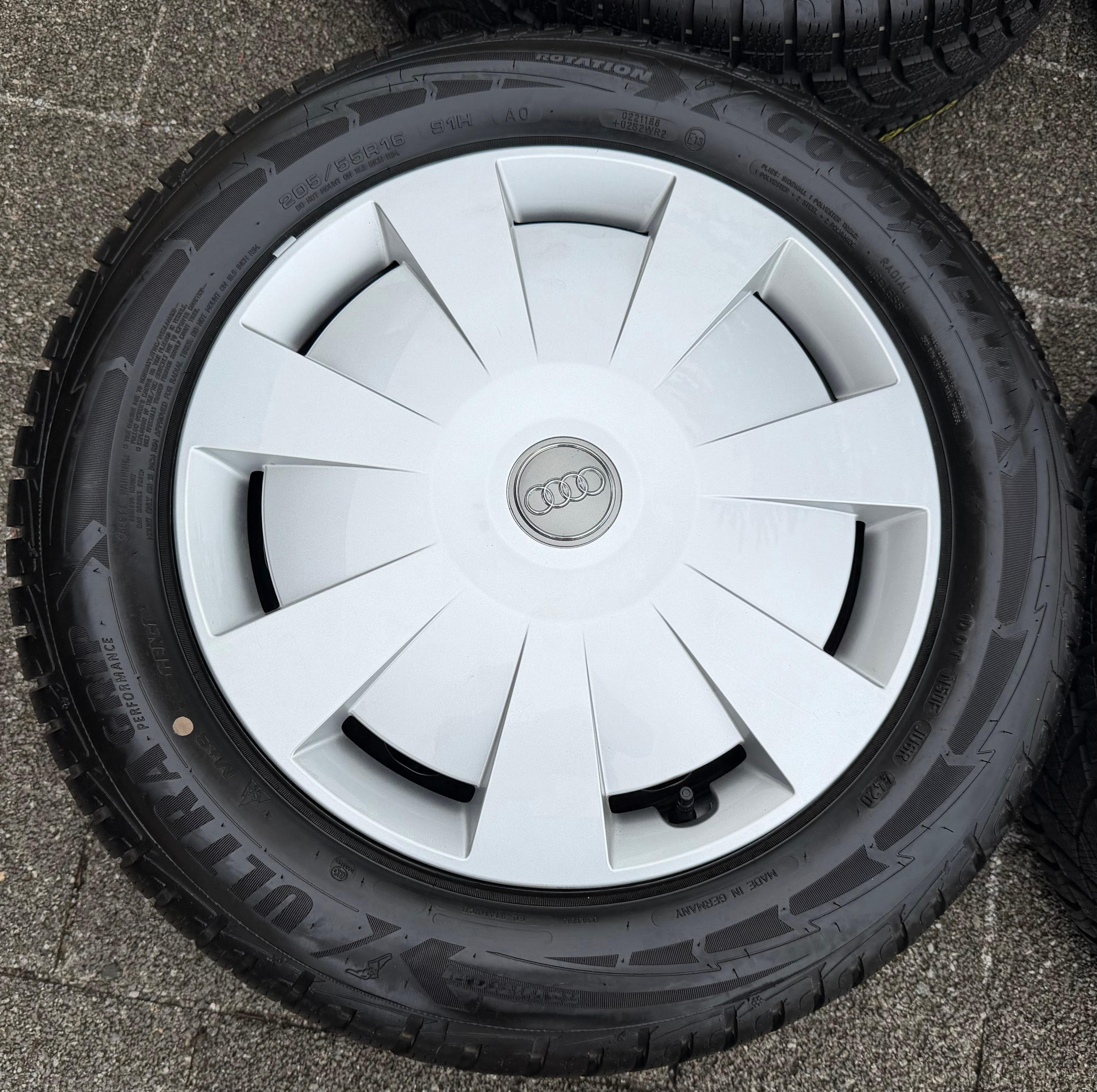4 Winterräder Audi A3 8V Sportback Cabrio  205/55R16 91H Goodyear 8V0601027A