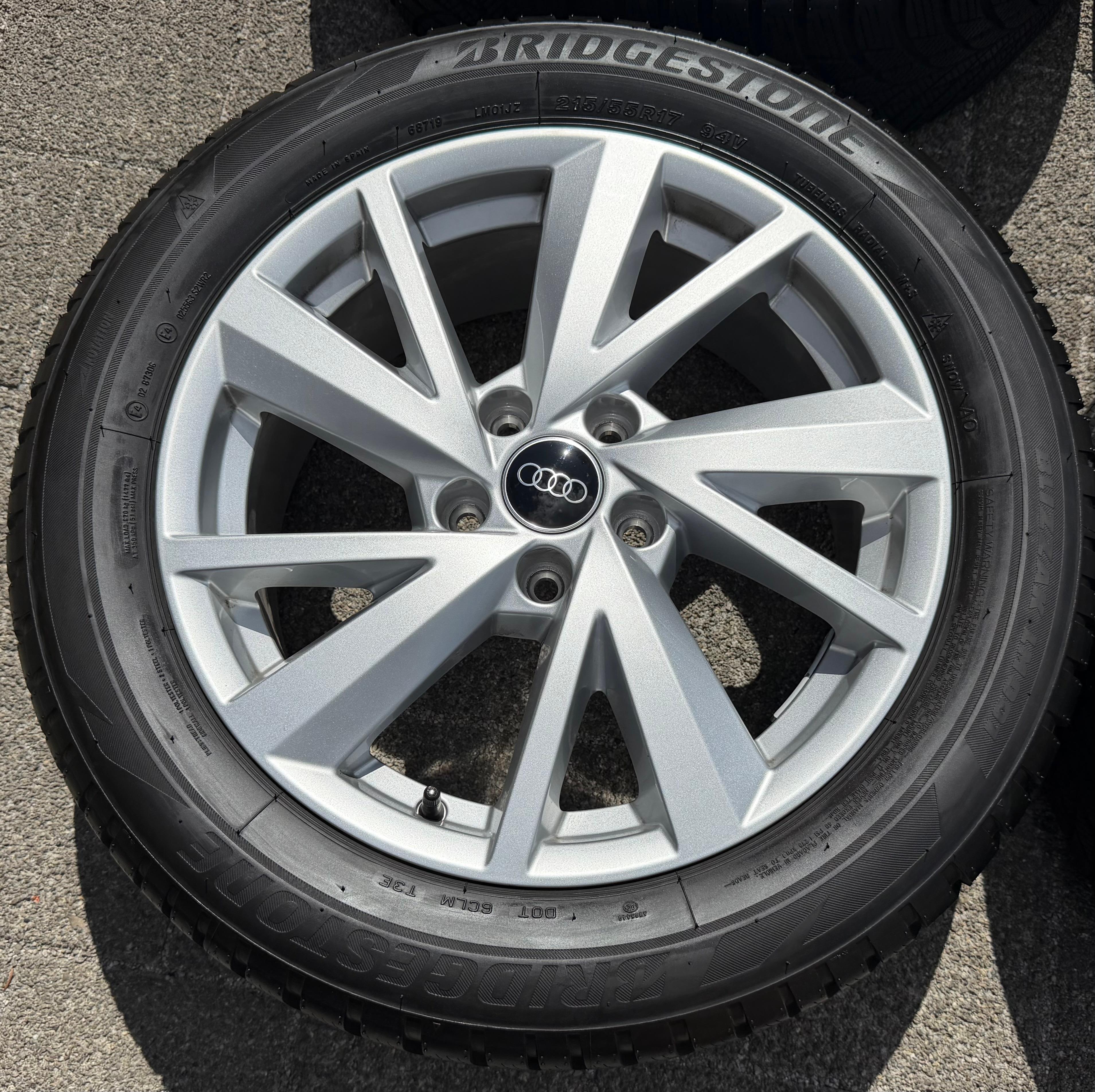 4 ruote complete in lega originali da 17" per Audi Q2 215/55R17 94V Bridgestone 2023