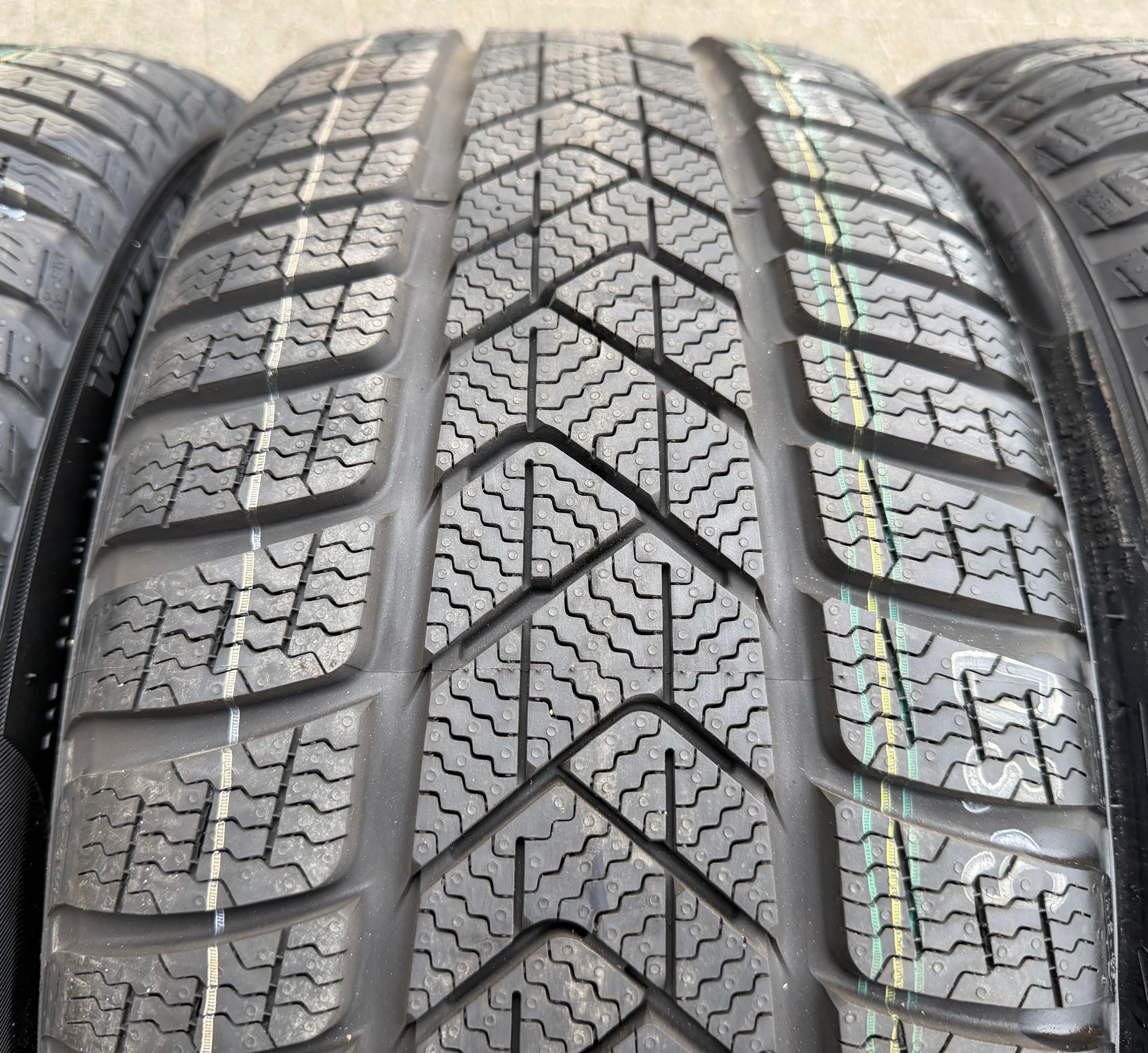 4 Original 18" Alu Winterräder Audi A3 S3 8Y 8Y0601025J 225/40R18 92V Pirelli