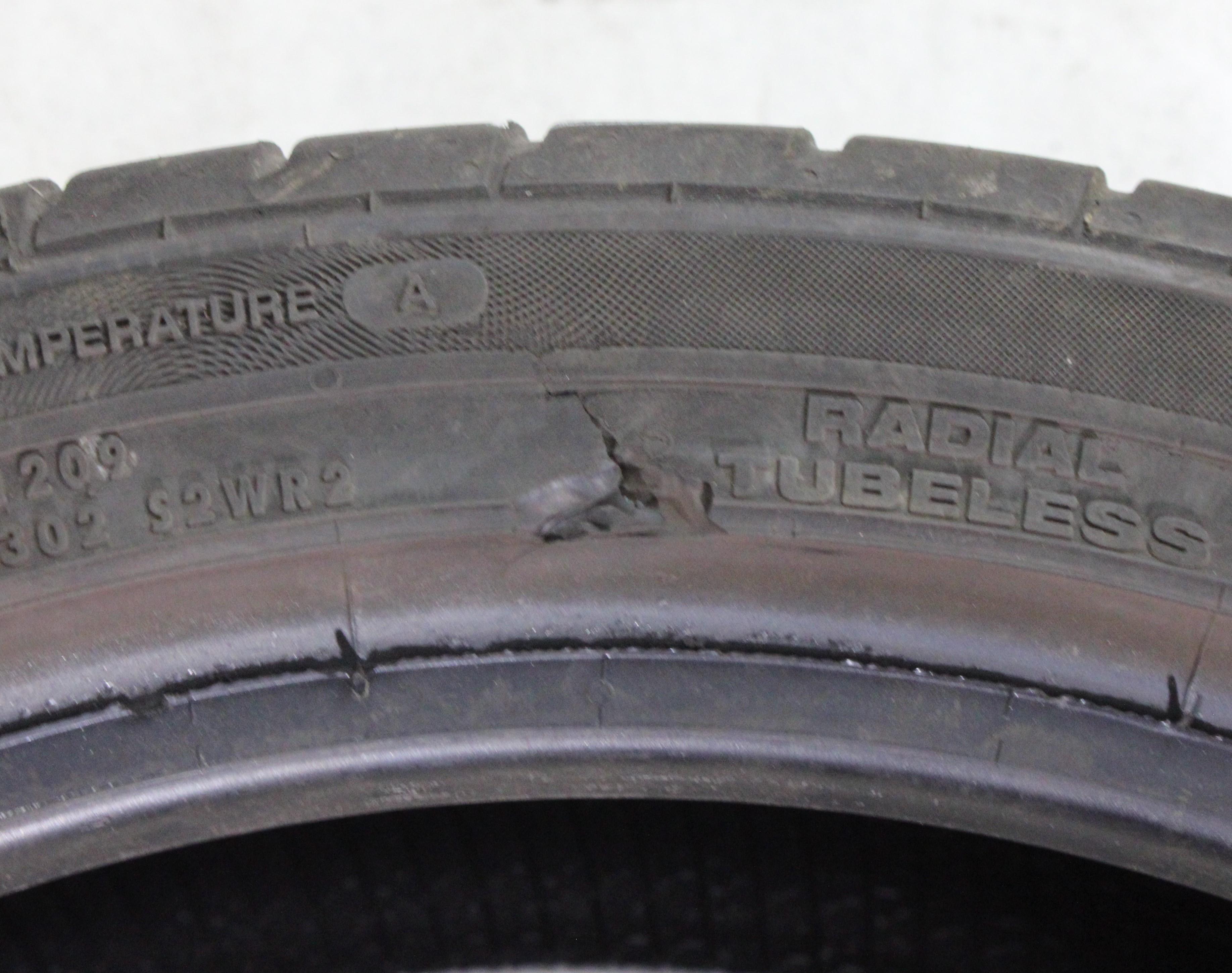 4 x 215/40R17 87V Sommerreifen Continental Premium Contact 2 5-5,5mm 2017 XL