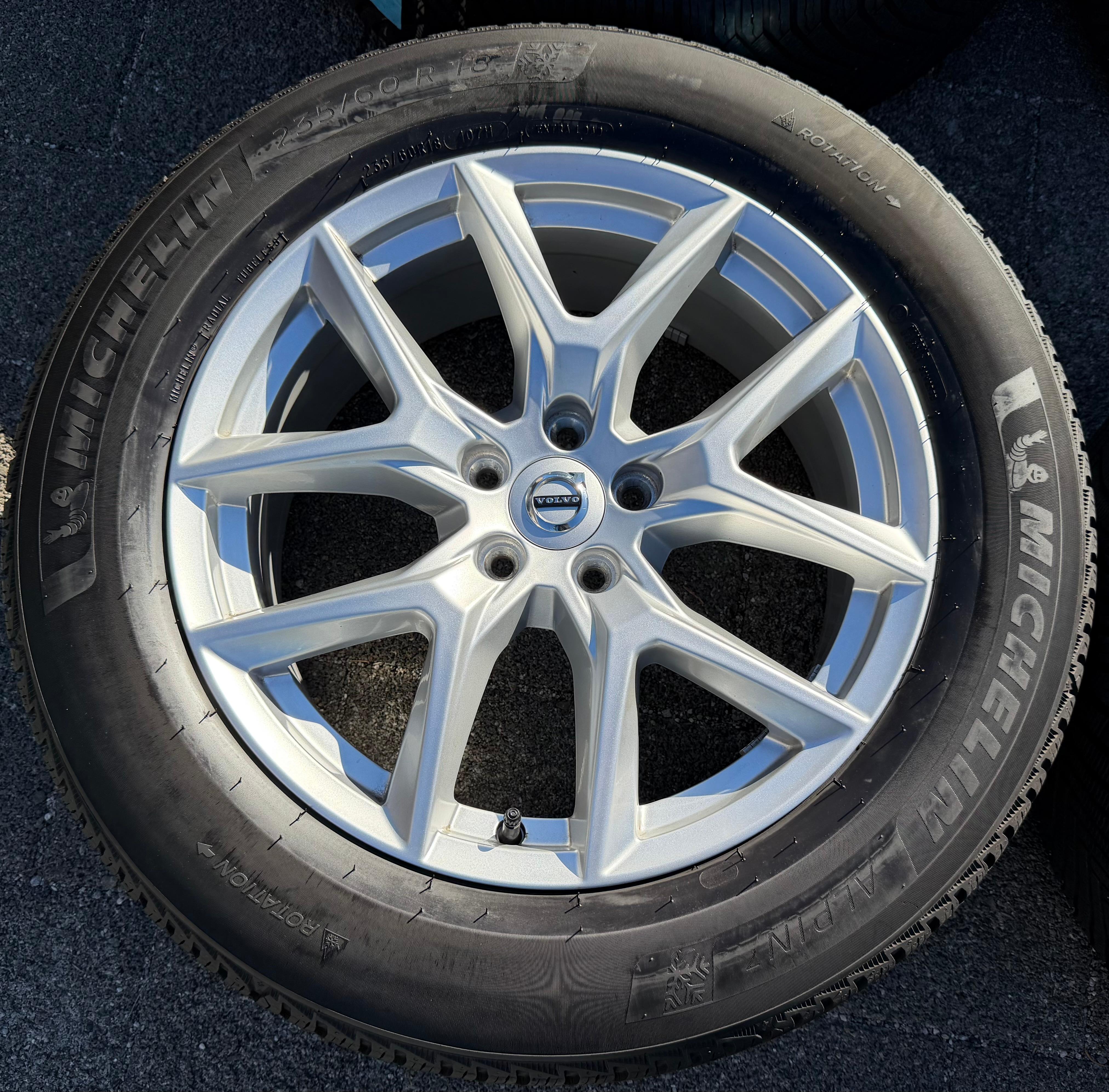 4 ruedas de invierno de aleación originales de 18" Volvo XC60 II 31423851 235/60R18 107H Michelin 2025