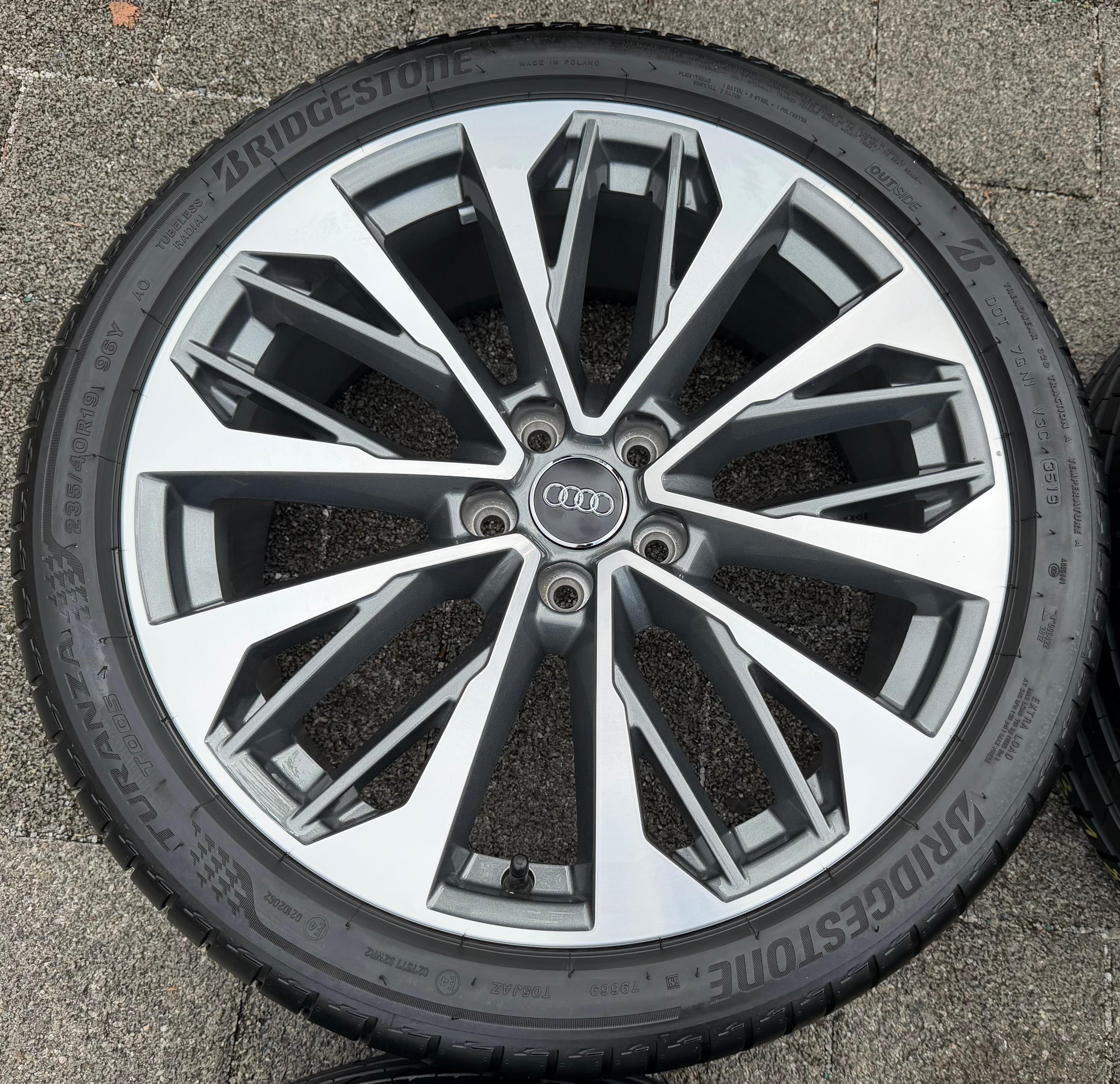 4 Original 19" Alu Sommerräder Audi Q2 SQ2 81A601025S 235/40R19 96Y Bridgestone