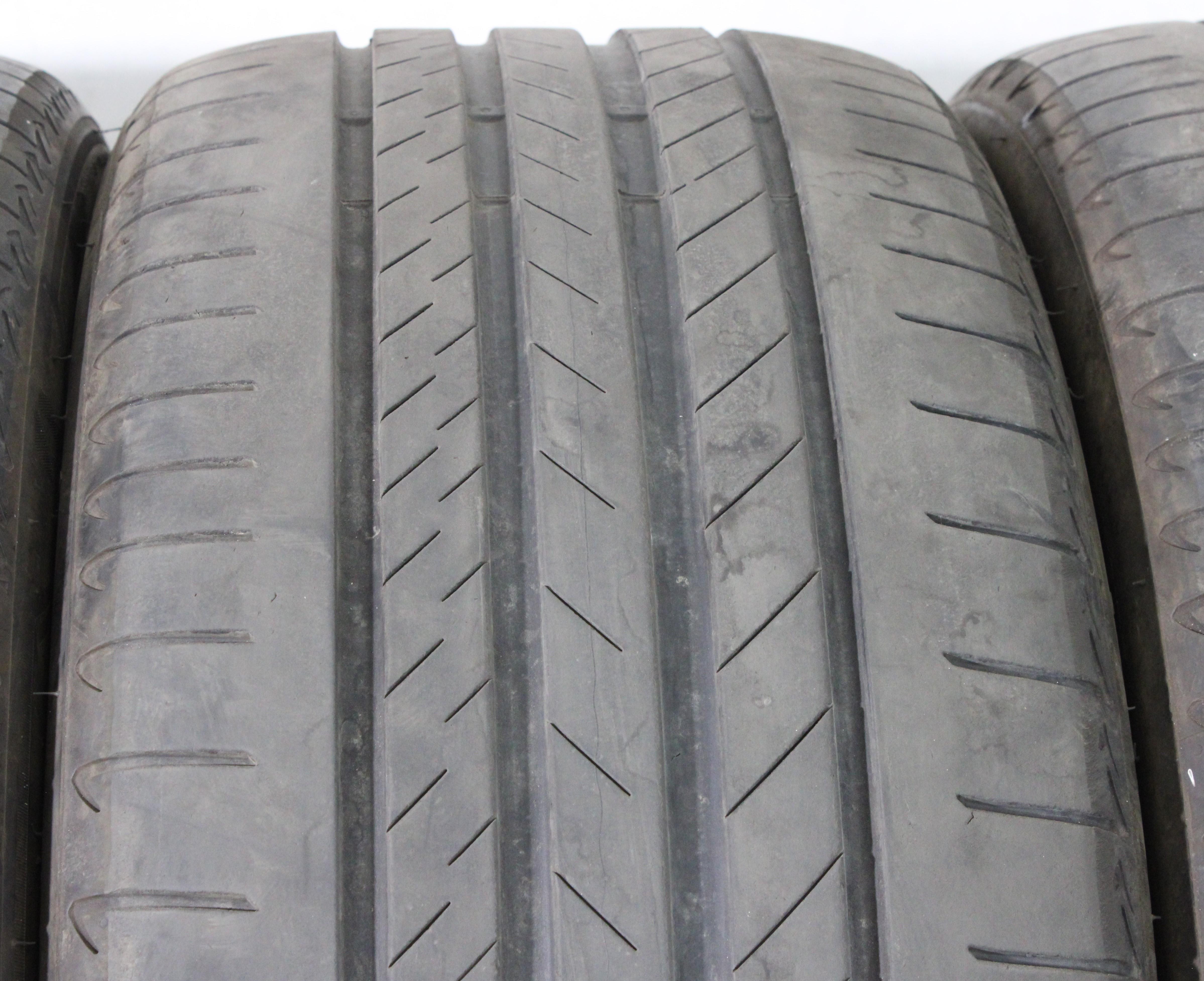4 pneus d'été Bridgestone Alenza 001* 275/40R22 107Y, avec une profondeur de 5 à 5,5 mm au centre et de 6 mm sur les épaulements. 2023 Silent