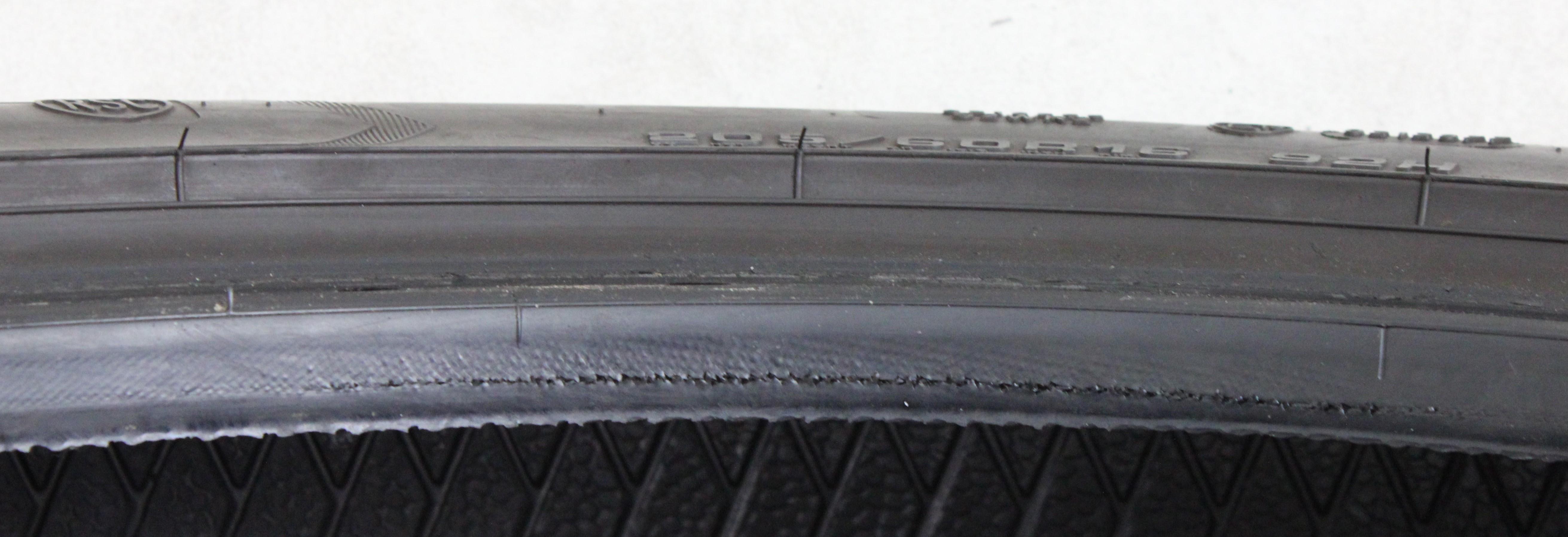 4 x 205/60R16 92H Pneumatici invernali Goodyear Ultra Grip 8 Performance * Runflat 3x7-7,5mm/1x8mm 3x2016/1x2022