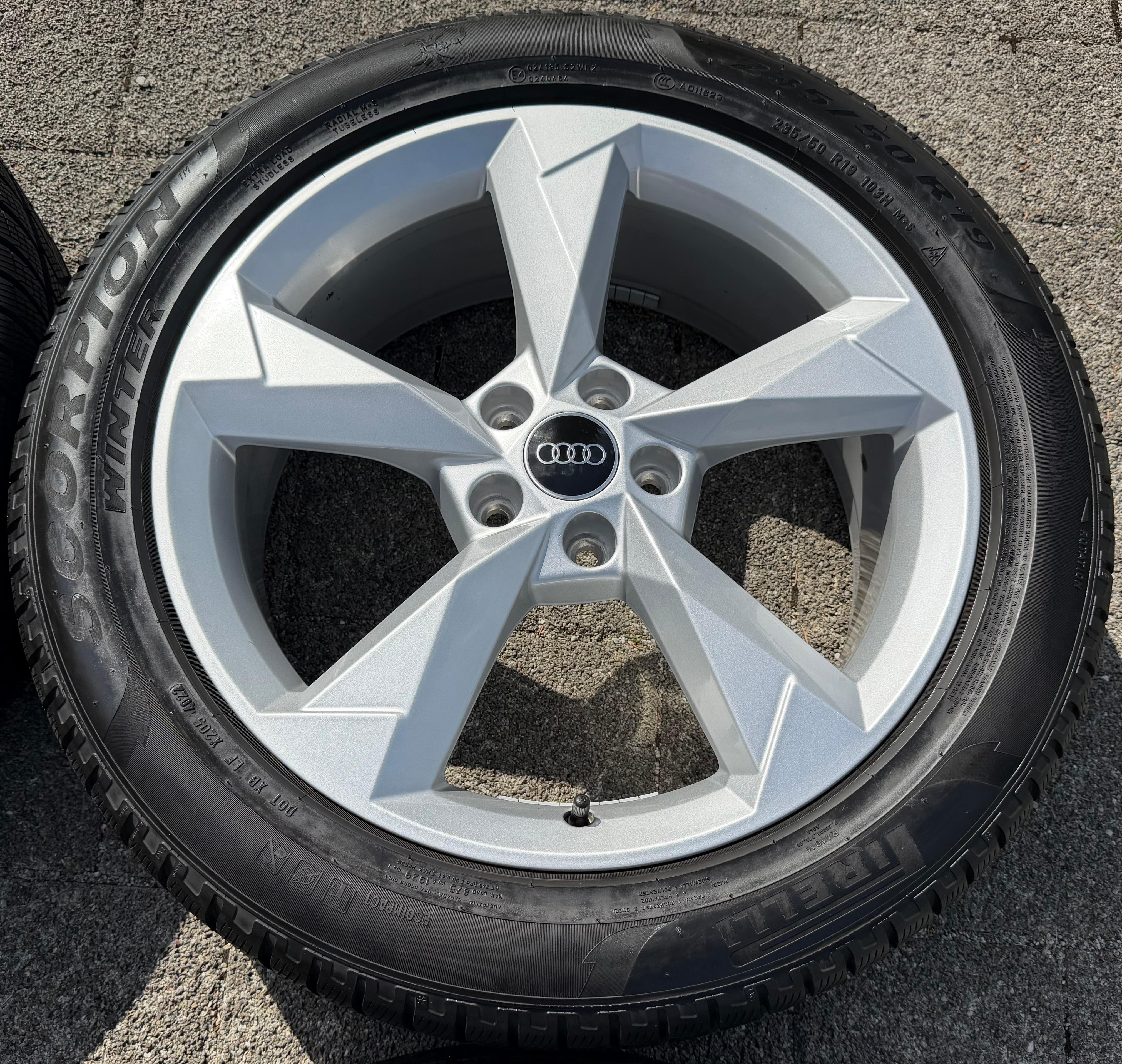 4 Original 19" Alu Winterräder Audi Q3 F3B 83A 83A601025N 235/50R19 99V Winter