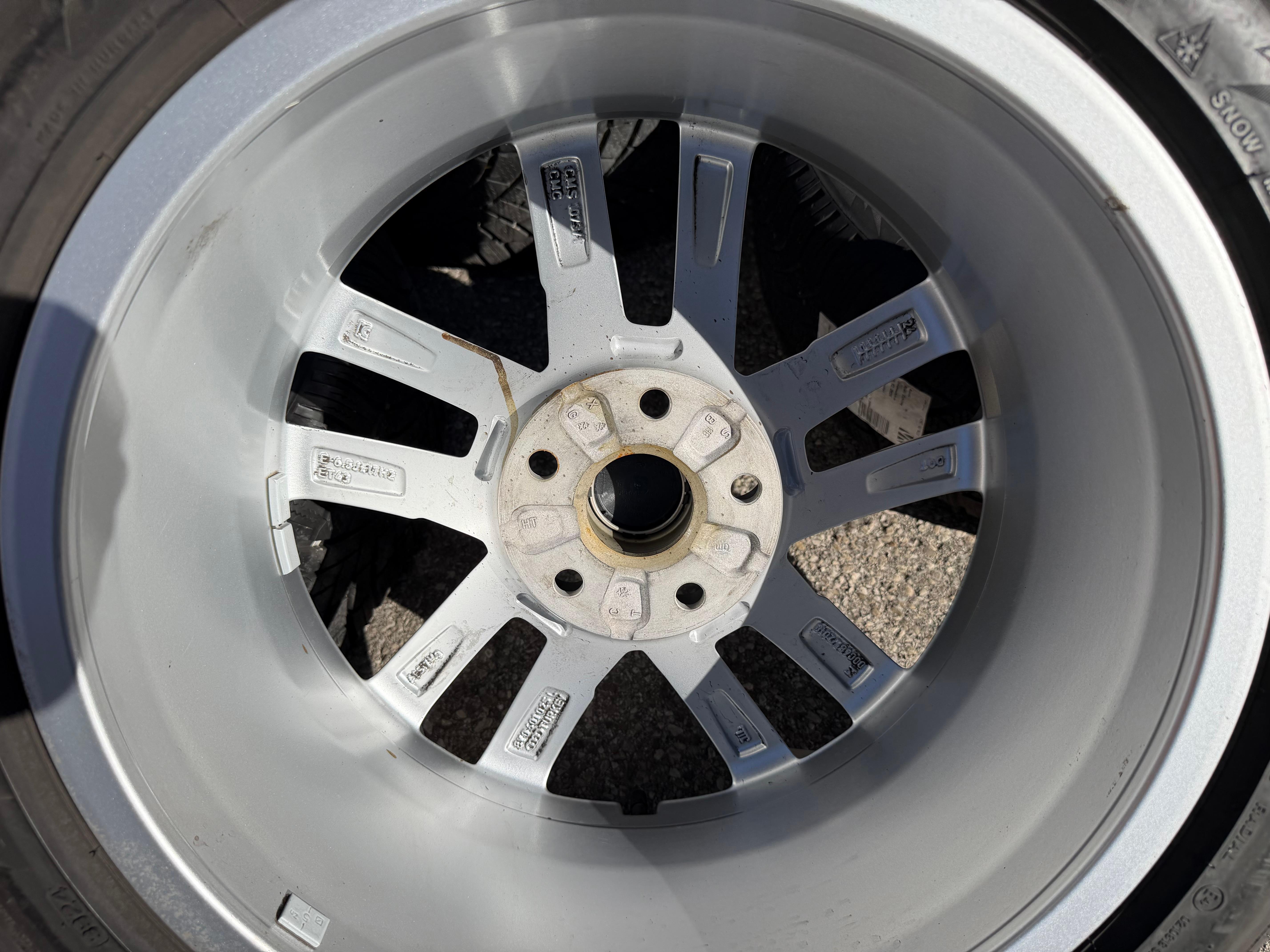 4 ruedas de invierno de aleación originales de 17" para Audi A3 S3 8Y 8Y0601025L 205/50R17 93H Bridgestone