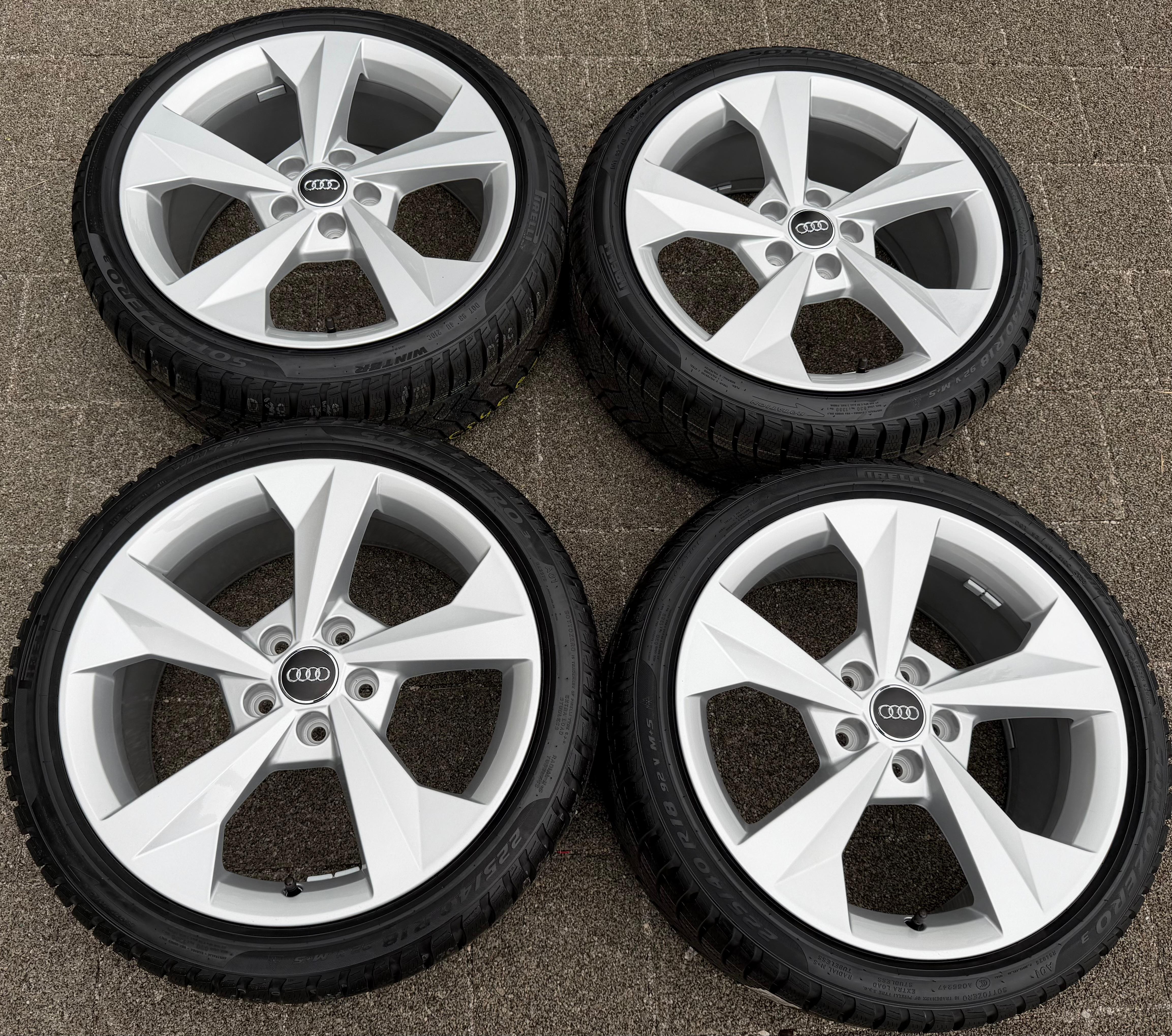 4 Original 18" Alu Winterräder Audi A3 S3 8Y 8Y0601025J 225/40R18 92V Pirelli